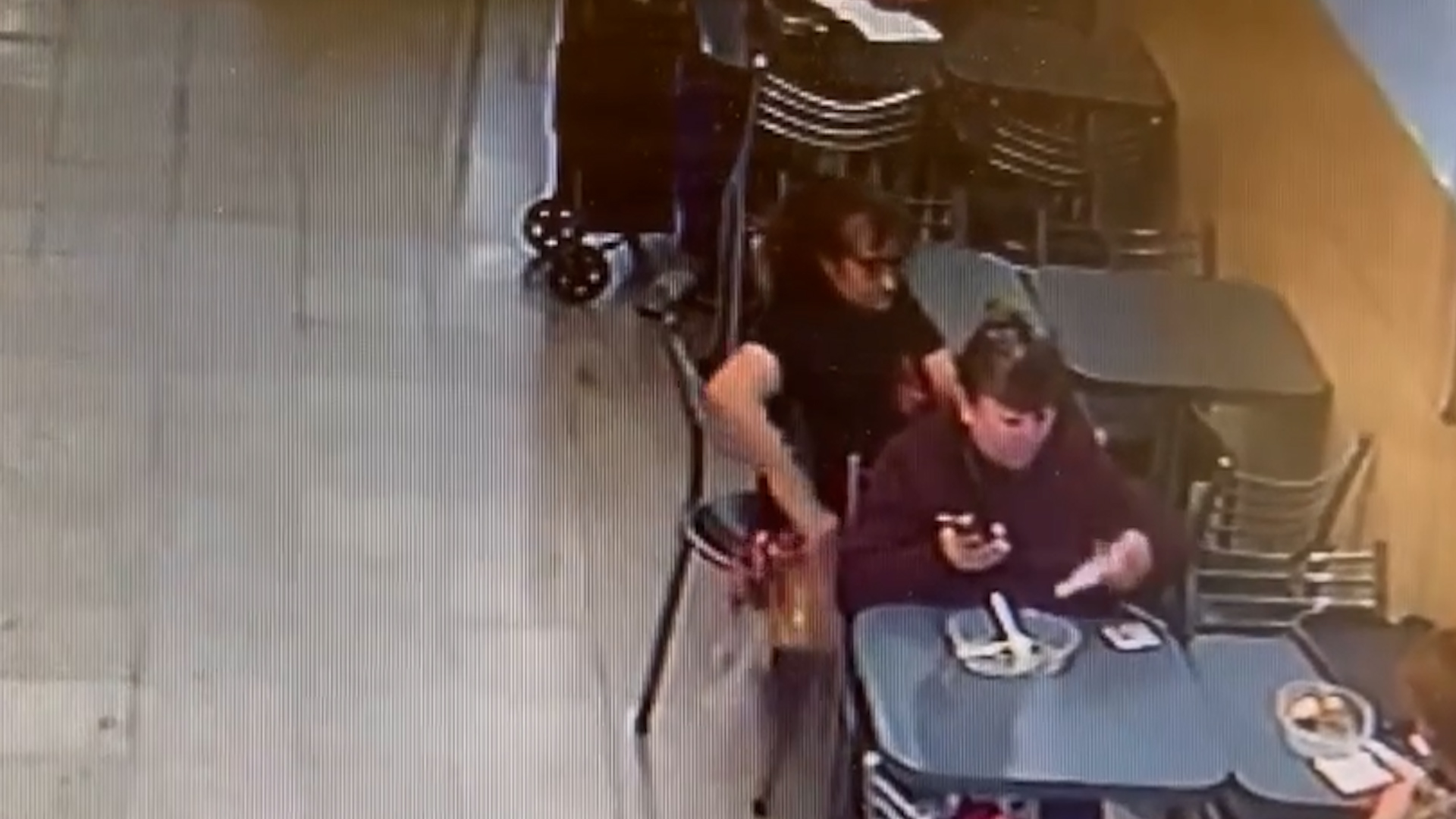 Una mujer fue filmada robando carteras de clientas en dos bares de Córdoba: un mozo se dio cuenta a tiempo y la atrapó