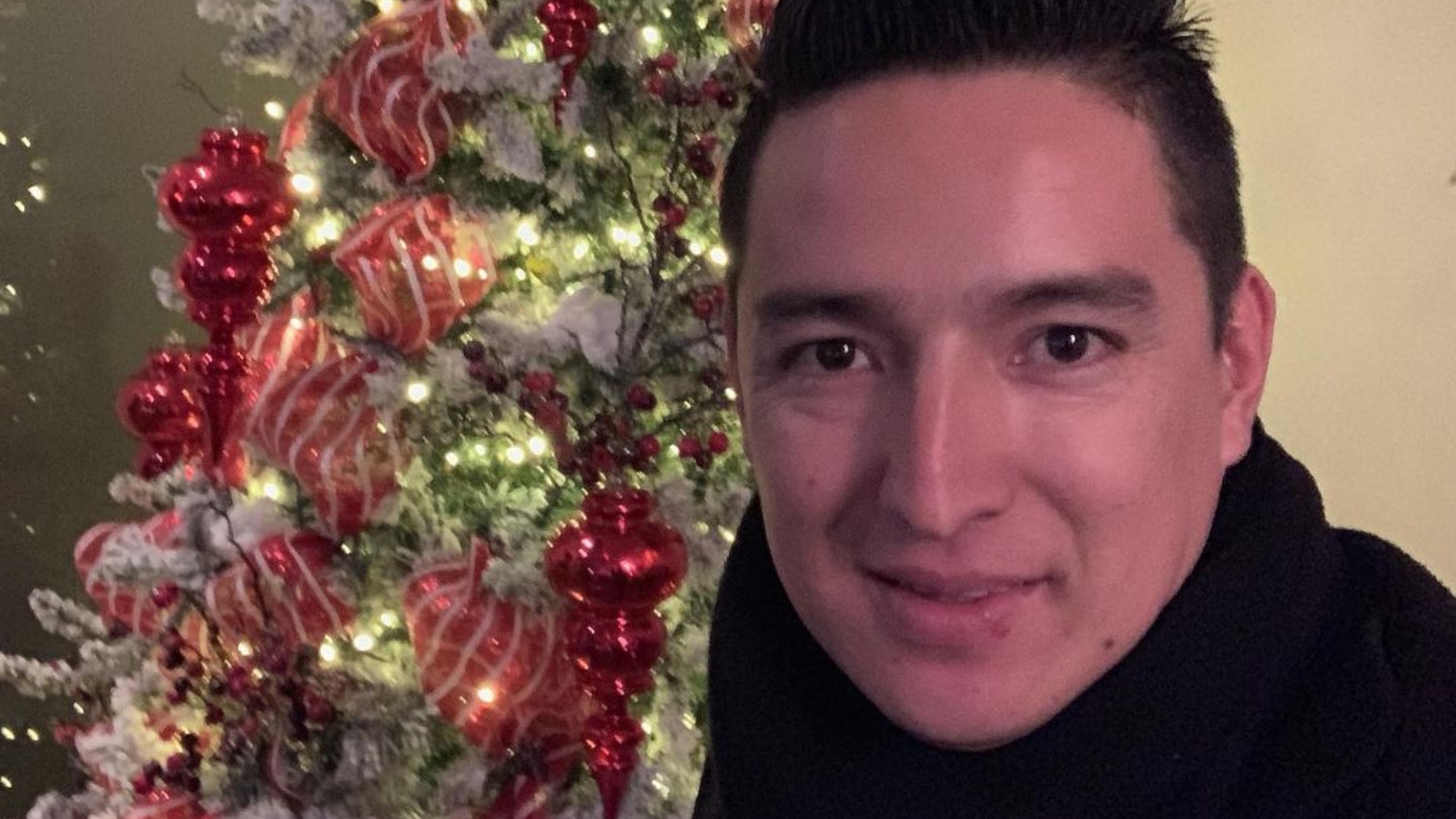 Gil Rodríguez, El Mocos, enseña su pino de Navidad en Instagram, donde parecía llevar una buena vida
Foto: Instagram / gilrodriguez8)