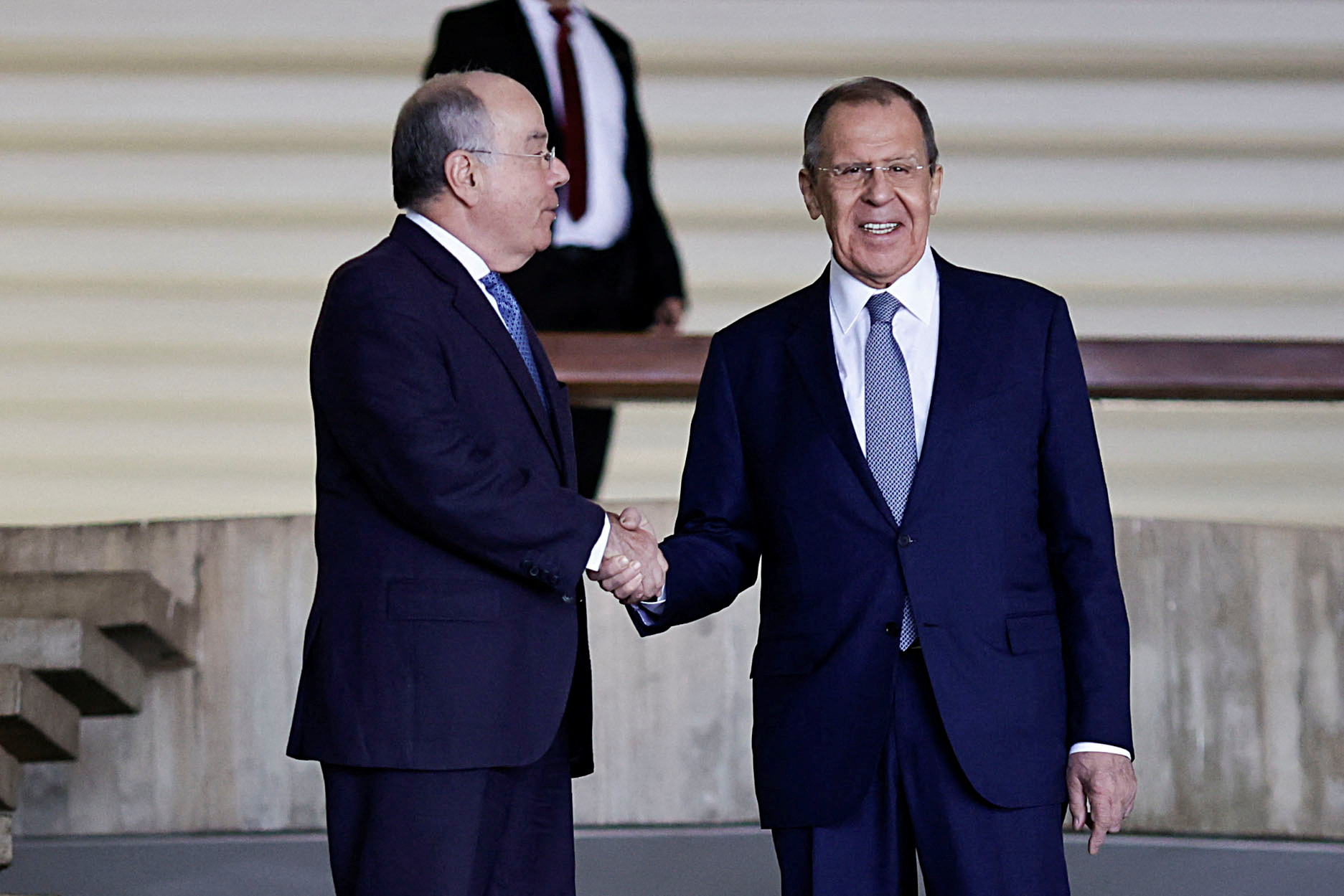 El ministro de Asuntos Exteriores de Rusia, Sergei Lavrov, estrecha la mano del ministro de Asuntos Exteriores de Brasil, Mauro Vieira, en el Palacio de Itamaraty en Brasilia, Brasil, 17 de abril de 2023. (REUTERS/Ueslei Marcelino)