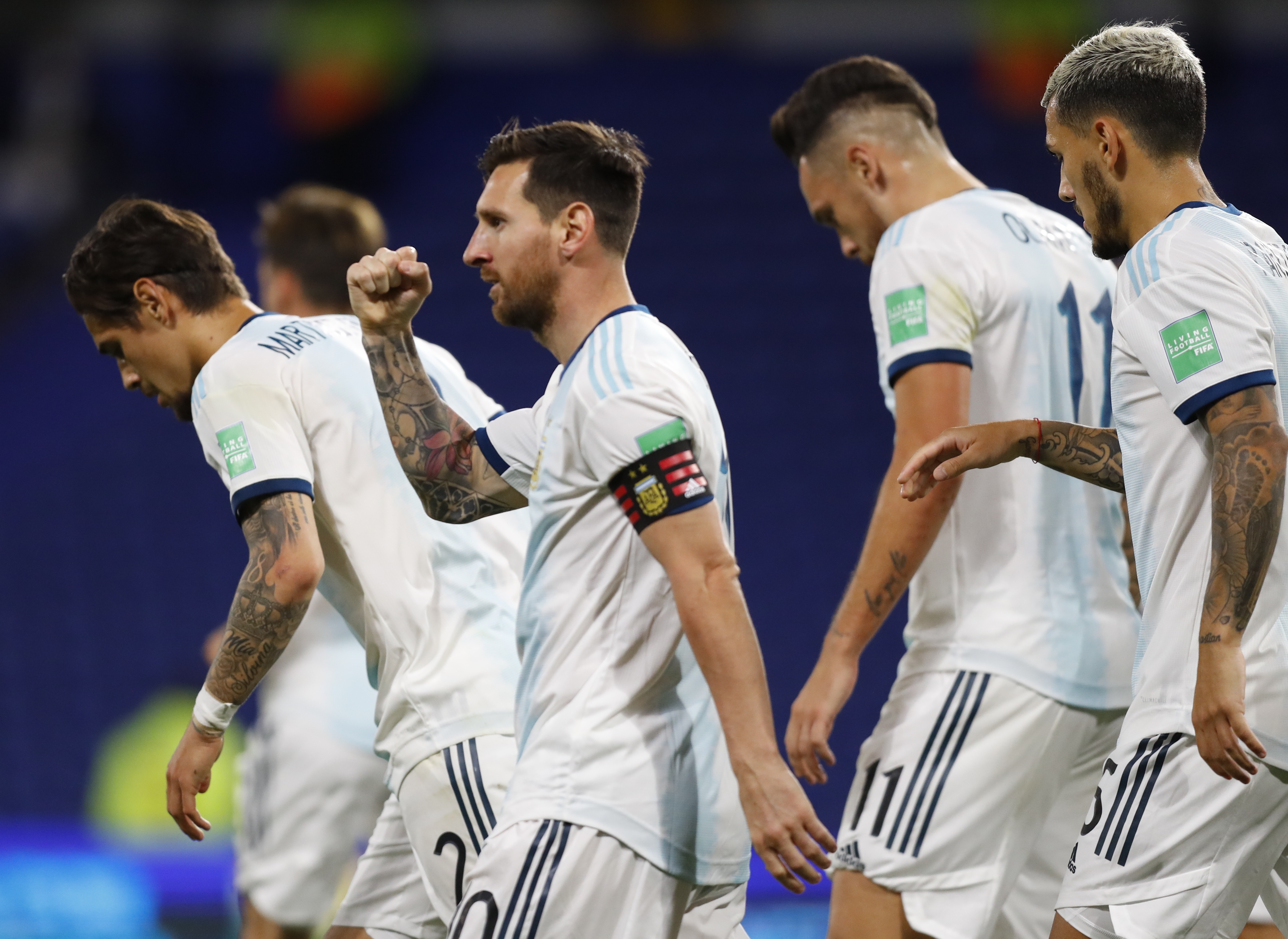 Puño apretado de Messi, tras la ajustada ejecución del penal, a la izquierda de Alexander Domínguez, arquero ecuatoriano (REUTERS/Agustin Marcarian)