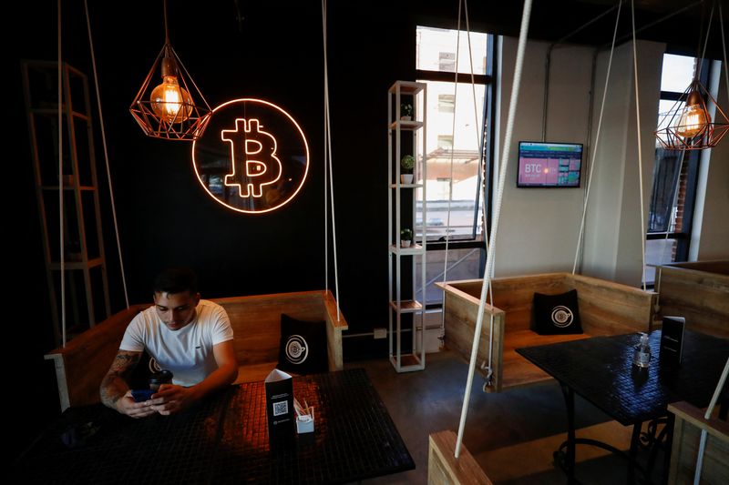 Un logotipo de neón de la criptomoneda Bitcoin se ve en el café Crypstation, en el centro de Buenos Aires, Argentina. (Foto: REUTERS/Agustin Marcarian)