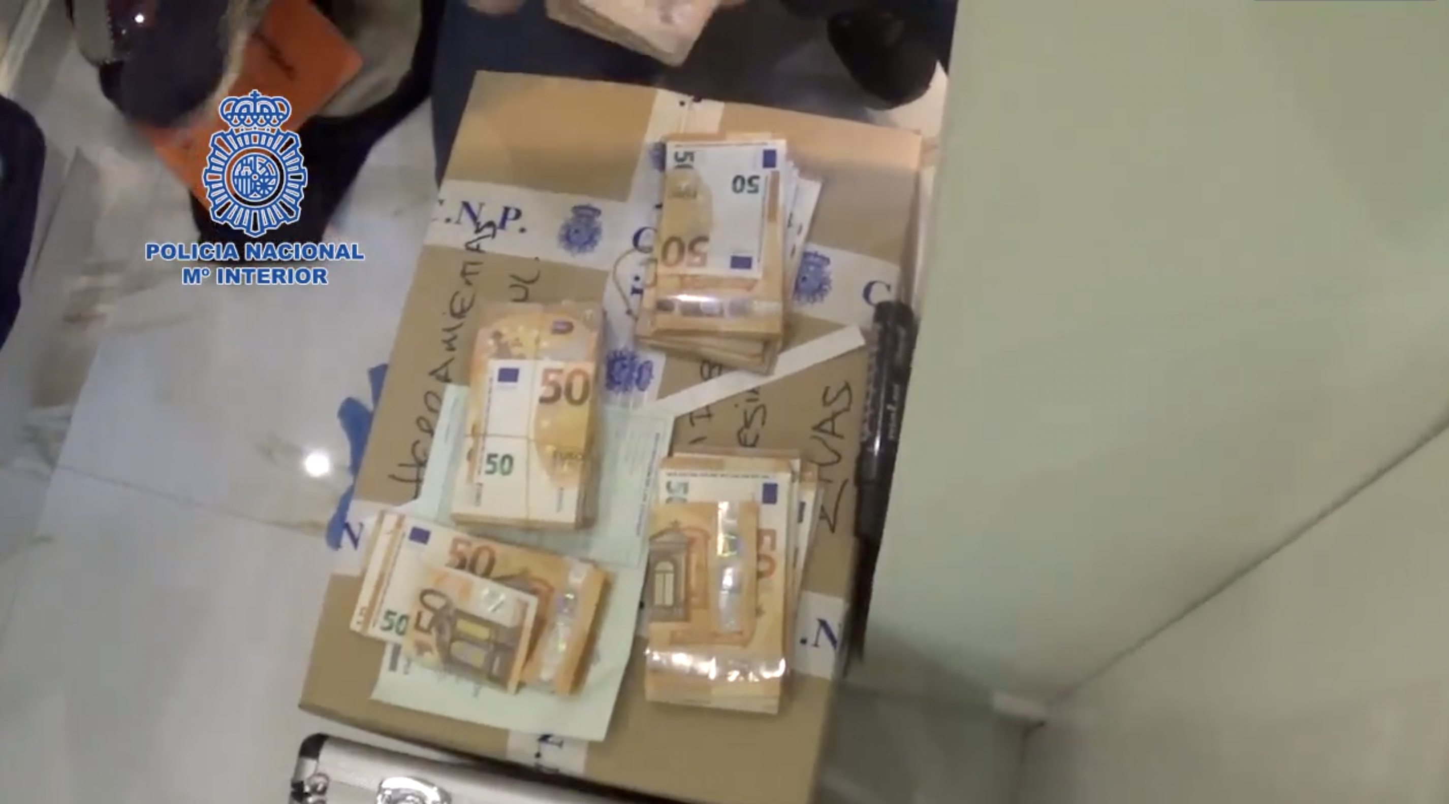 Durante la captura se encontró gran cantidad de dinero en efectivo y 55 kilos de heroína.
