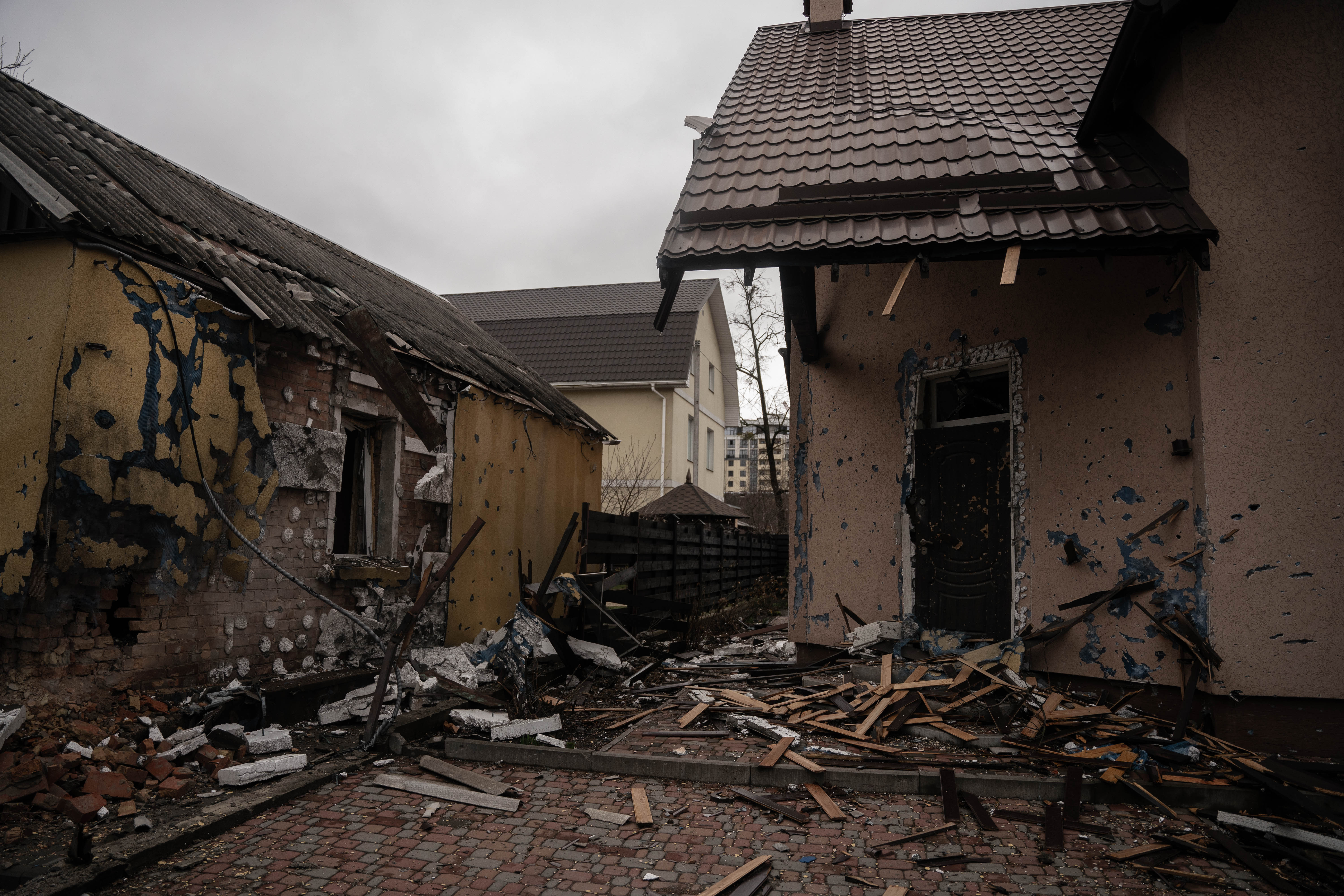 Casas destrozadas, inhabitadas en todas las calles de Irpin.