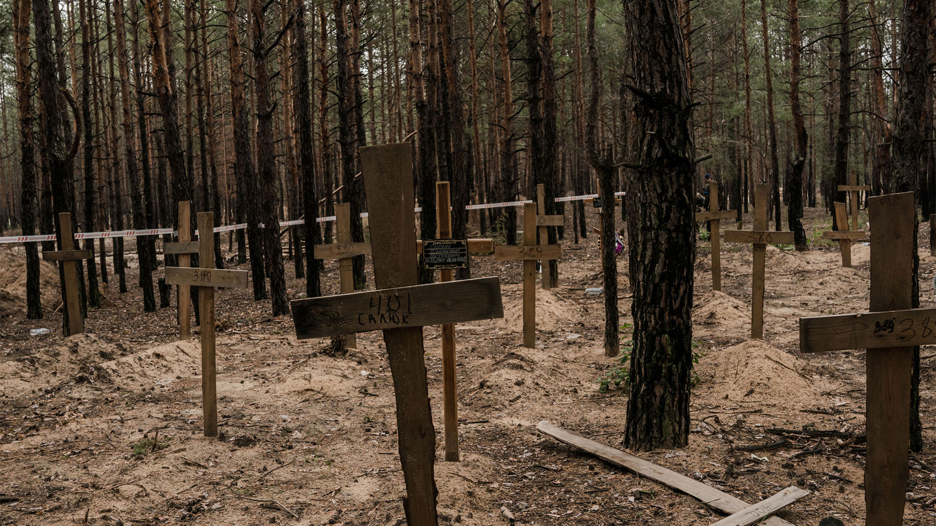 Unas simples cruces, fila tras fila, marcan una fosa común en Izyum donde los investigadores comenzaron a exhumar los cuerpos esta semana (Foto para The Washington Post de Wojciech Grzedzinski)