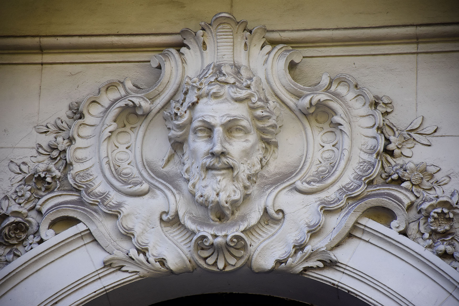 The palace was initially built as a private residence for one of the richest families in Buenos Aires at that time: the Bosch Alvears.  On the front of the building, the relief head of the first owner, Count Federico de Alvear (Nicolás Stulberg) stands out.