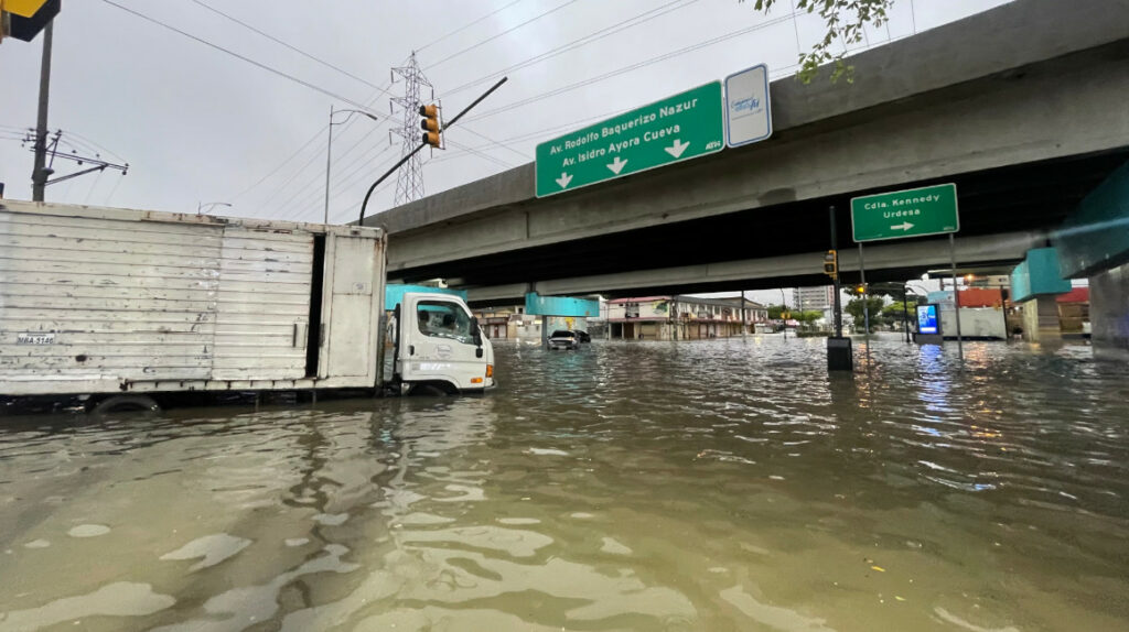Las ciudades de la costa ecuatoriana han sido las más afectadas por las fuertes lluvias. (Primicias/ Enrique Ortiz)