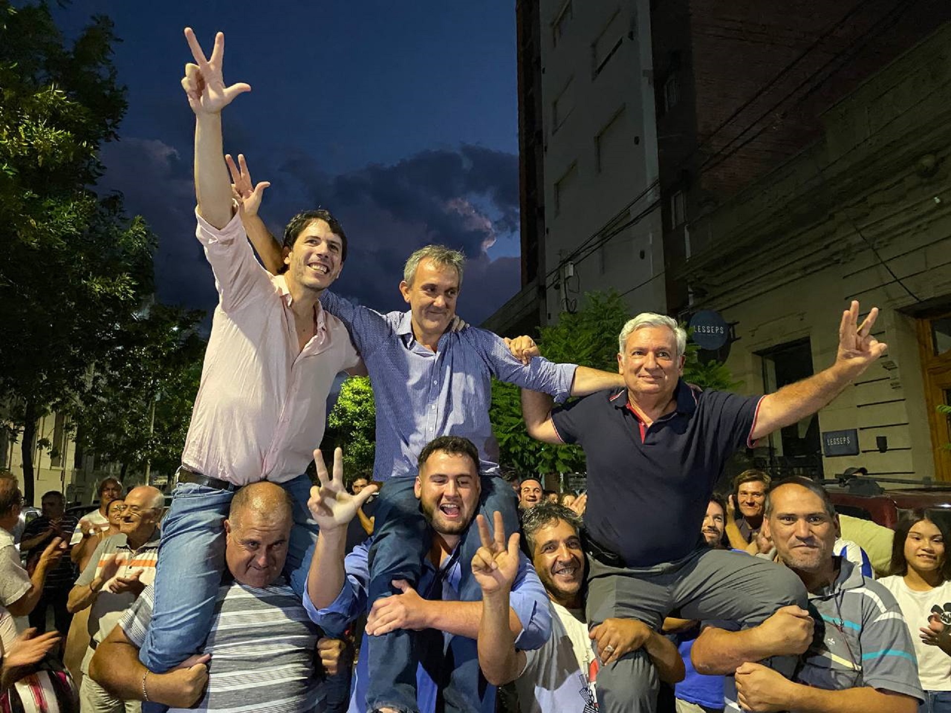 Festejos tras la victoria de Martín Berhongaray