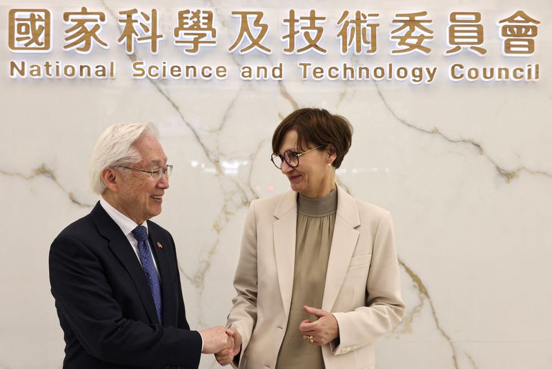 El ministro taiwanés del Consejo Nacional de Ciencia y Tecnología, Tsung-Tsong Wu, estrecha la mano de la ministra alemana de Educación e Investigación, Bettina Stark-Watzinger, en el vestíbulo del Consejo Nacional de Ciencia y Tecnología, en Taipéi (Reuters)