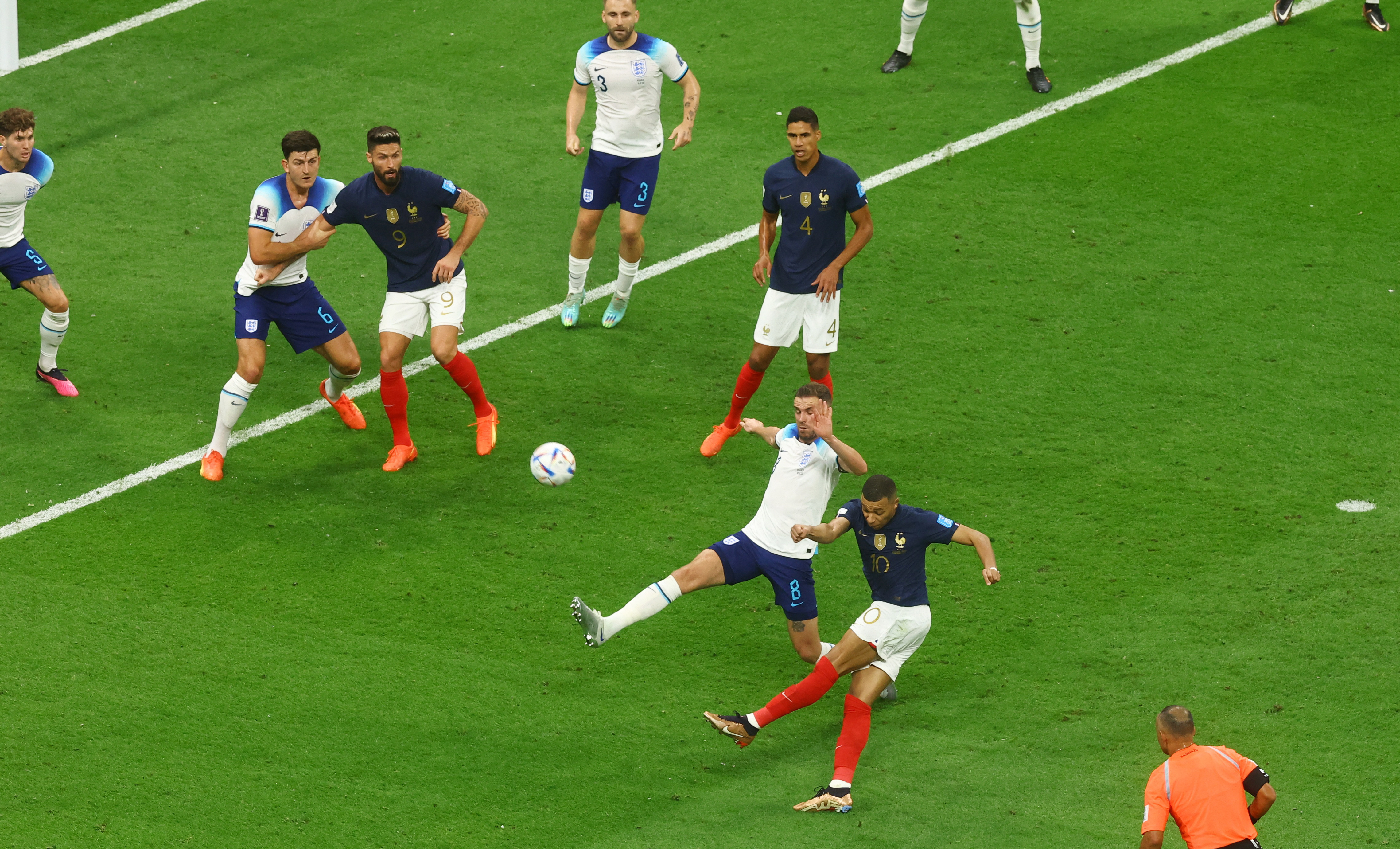 Kylian Mbappe remató alto en una de las situaciones más claras que tuvo Francia ante Inglaterra (REUTERS/Lee Smith)