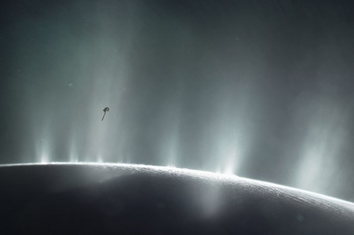 La impresión de este artista muestra la nave espacial Cassini de la NASA volando a través de una columna de supuesta agua que brota de la superficie de Encelado, la luna de Saturno. (NASA)

