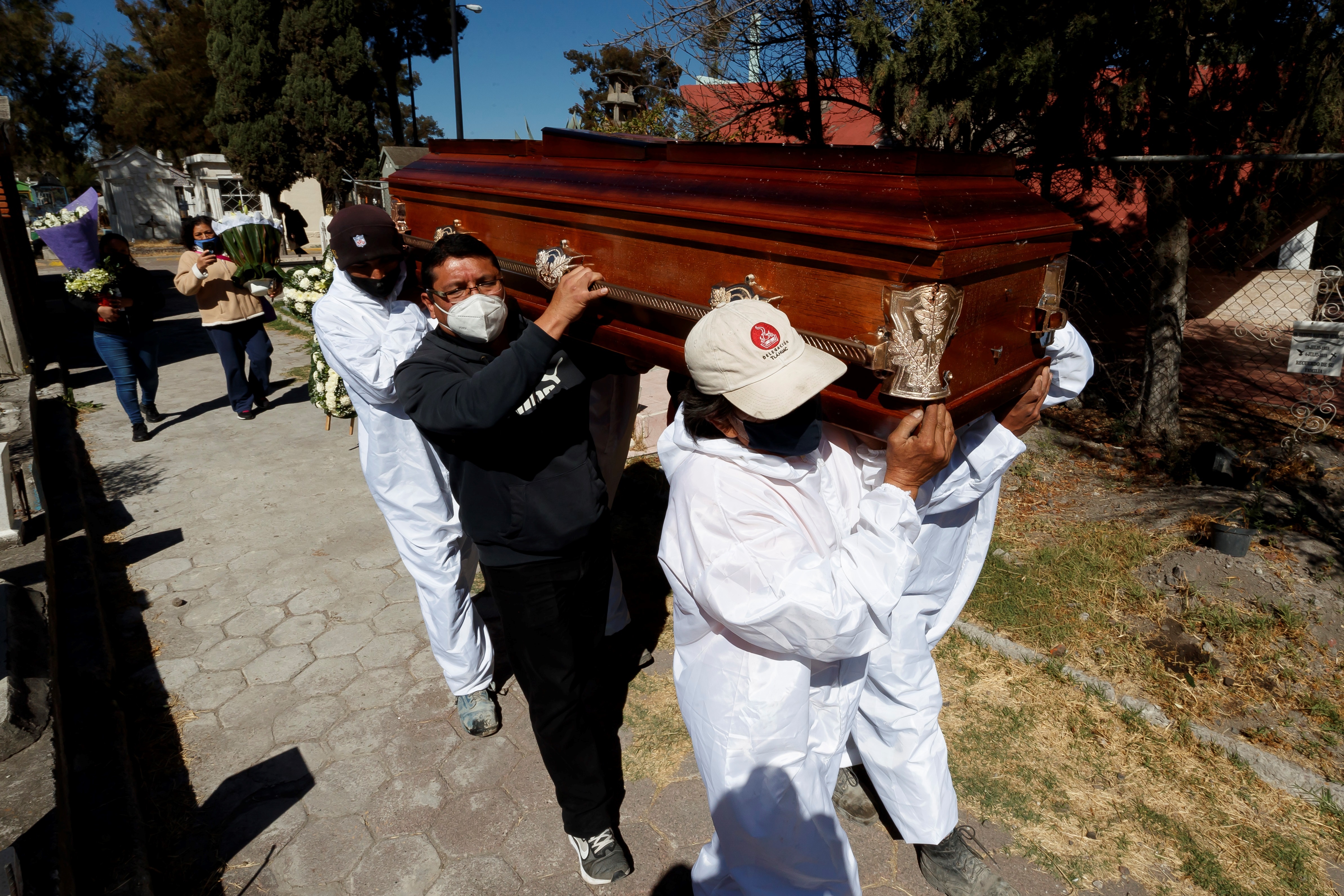 Familiares asisten al entierro de un fallecido por Covid-19 en el Panteón de Tláhuac, en Ciudad de México (México). EFE/ José Méndez/Archivo
