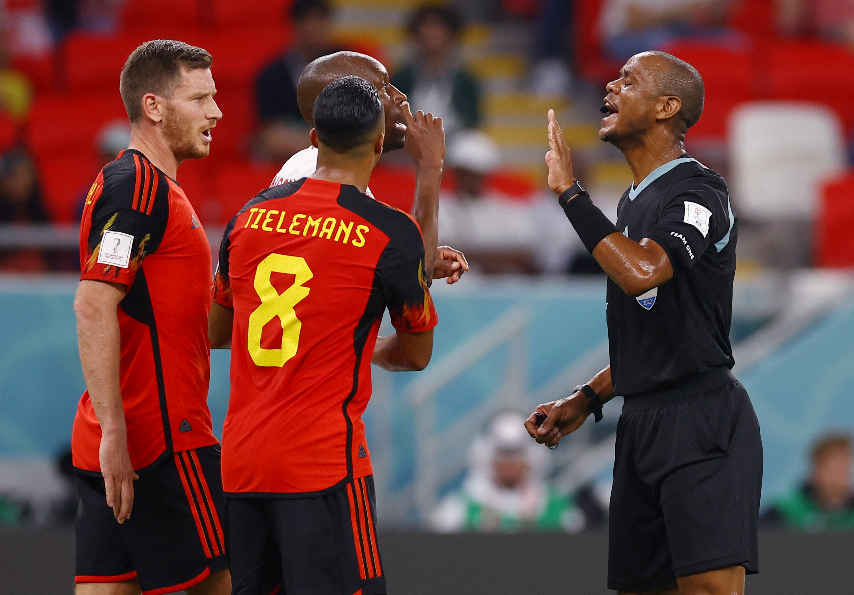 Los jugadores de Bélgica le reclaman al referí Janny Sikazwe (REUTERS/Kai Pfaffenbach)