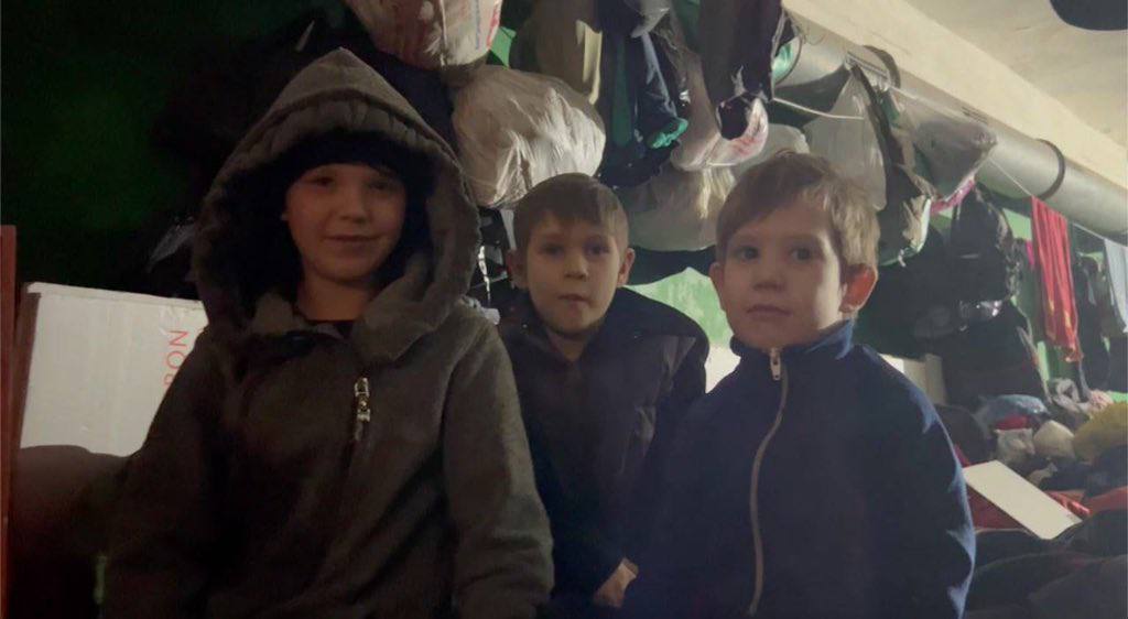 Chicos refugiados en los túneles de la acería de Azovstal, en Mariupol, en una imagen enviada a través de la red Telegram.