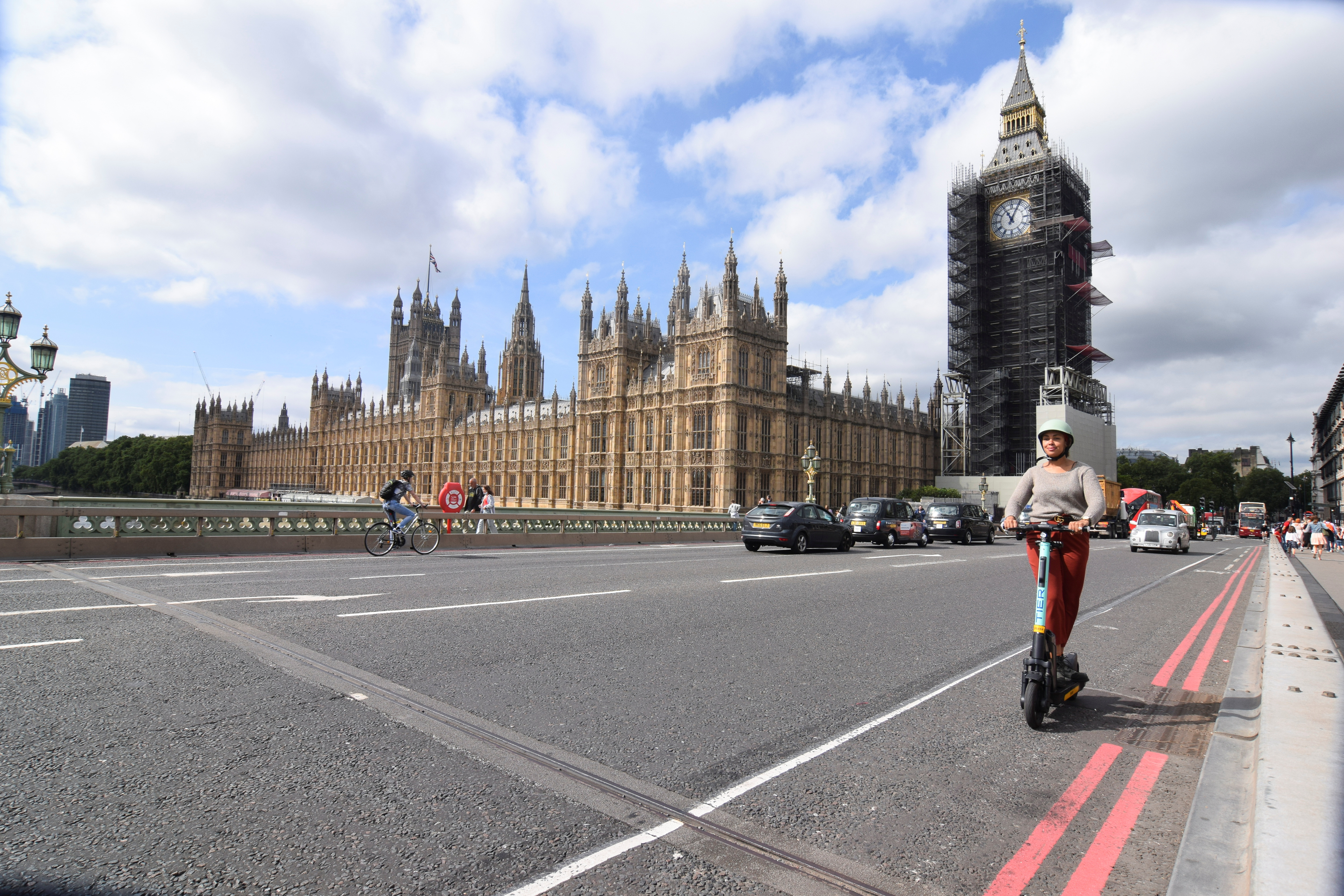 En Reino Unido el uso de scooters no regulados han provocado un número cada vez mayor de accidentes y muertes. . REUTERS/Nick Carey
