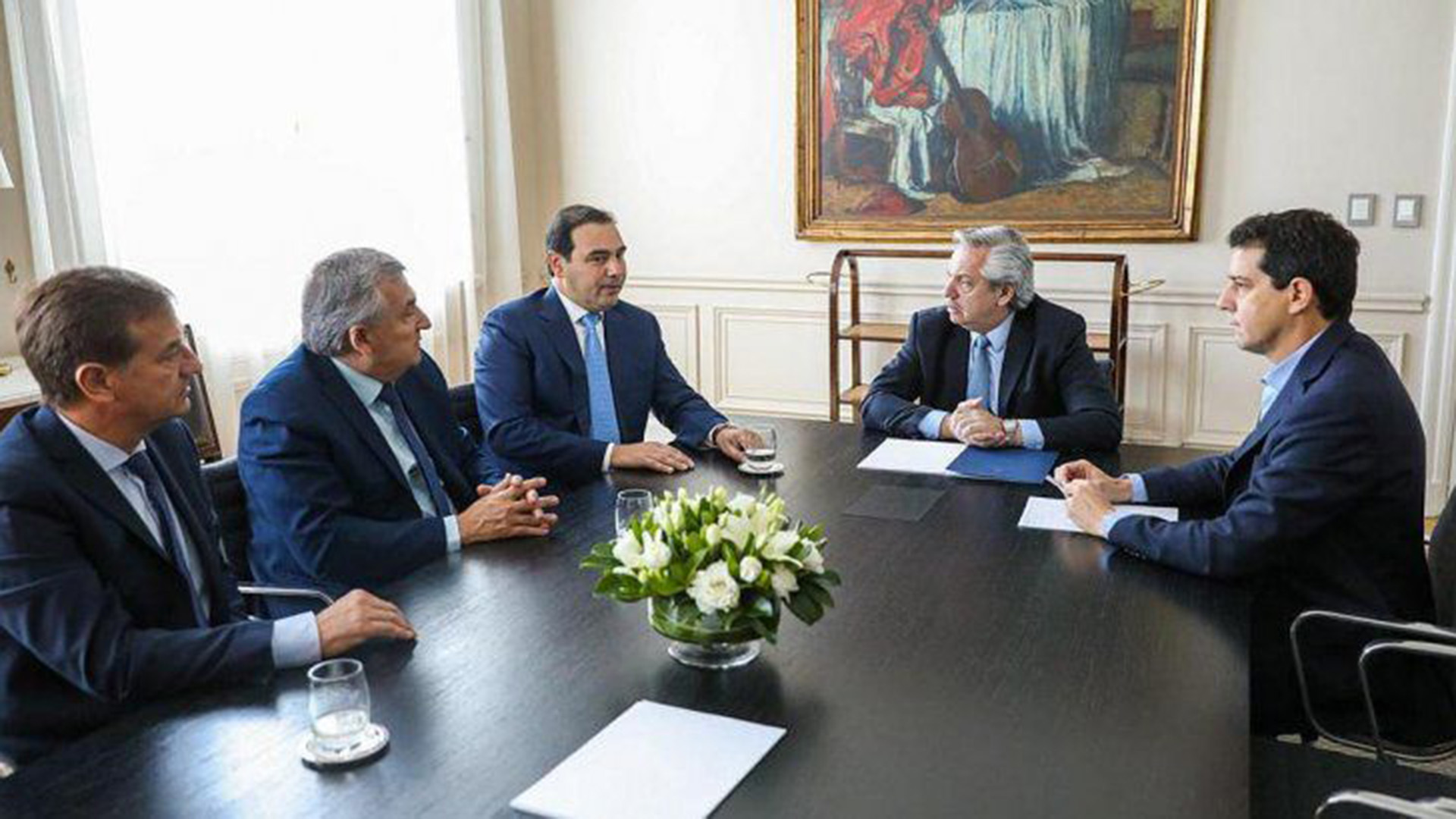 El presidente Alberto Fernández y el ministro del Interior, De Pedro, con los gobernadores radicales, que adherirán al Consenso Fiscal