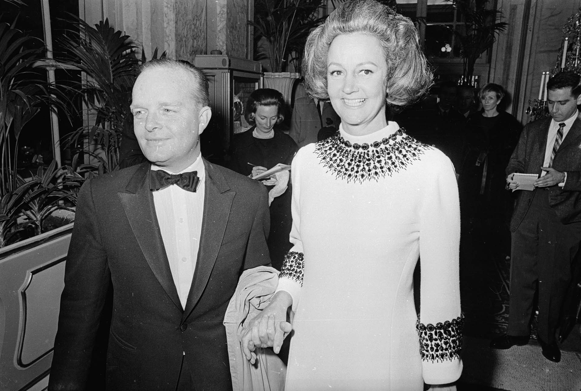 El organizador y la homenajeada. Truman Capote y Katherine Graham, dueña del Washington Post, recibieron a cada uno de los invitados  (Photo by Harry Benson/Express/Getty Images)