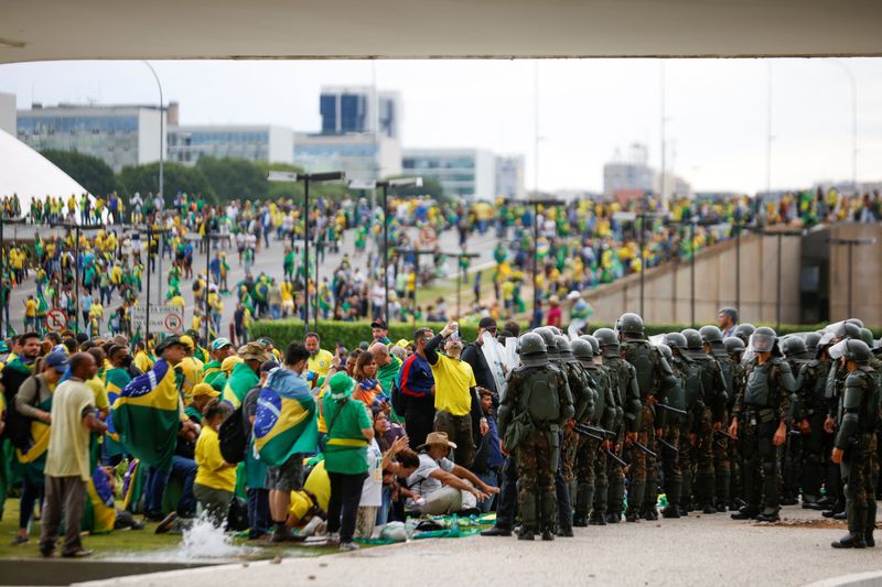 Las fuerzas de seguridad actúan mientras los partidarios del ex presidente de Brasil Jair Bolsonaro se manifiestan contra Lula da Silva. (REUTERS/Adriano Machado)