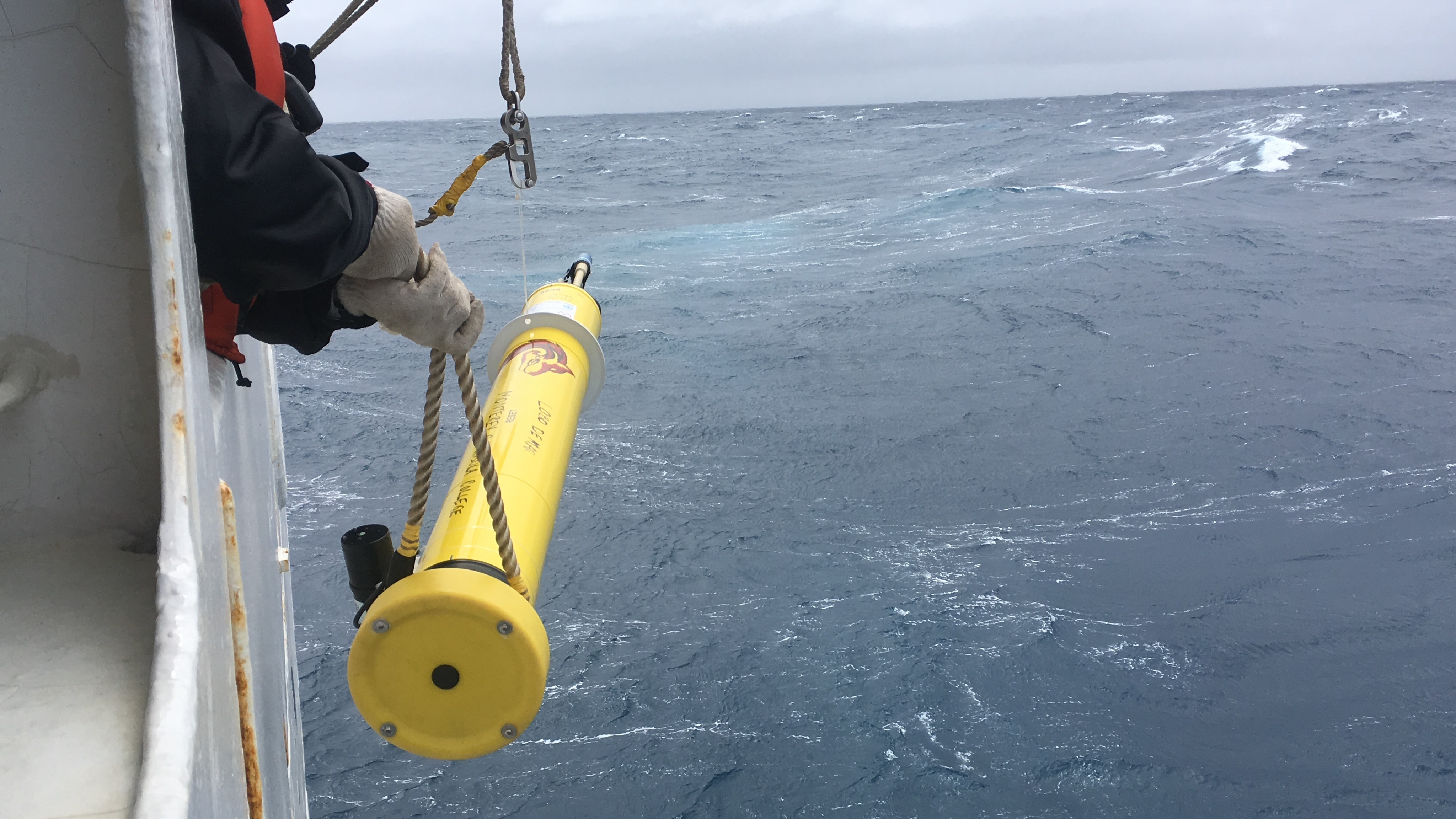 Los investigadores sueltan una boya Argo en el océano Austral (Foto: EFE)