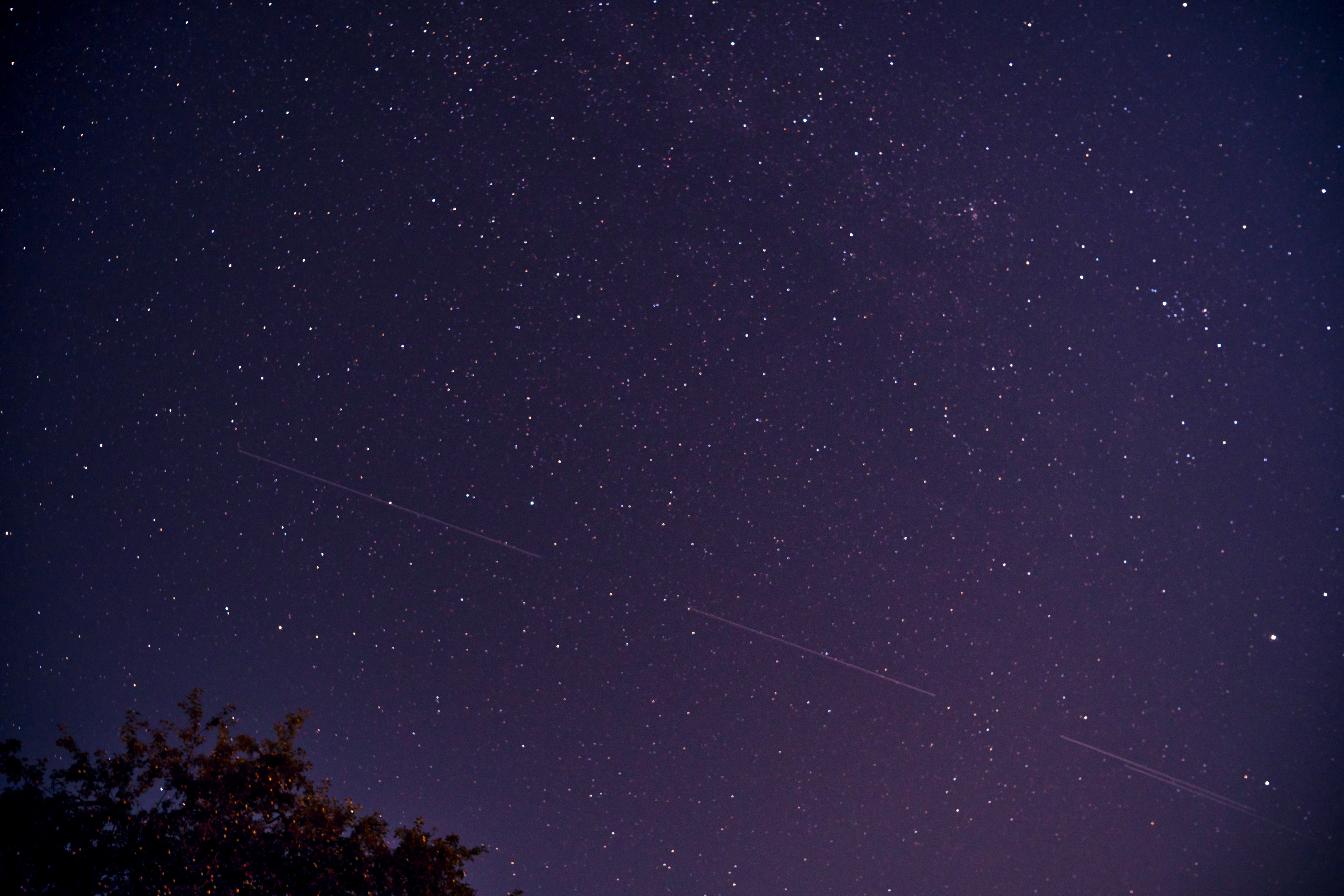 Noche estrellada durante la lluvia de meteoros Perseidas