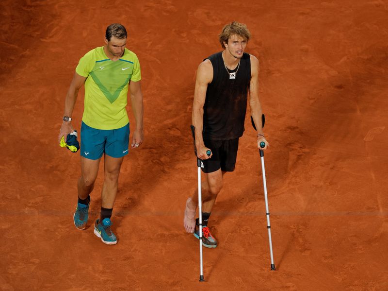 Pemain asal Jerman itu cedera saat semifinal Roland Garros melawan Nadal dan harus mundur dari pertandingan (REUTERS / Gonzalo Fuentes)