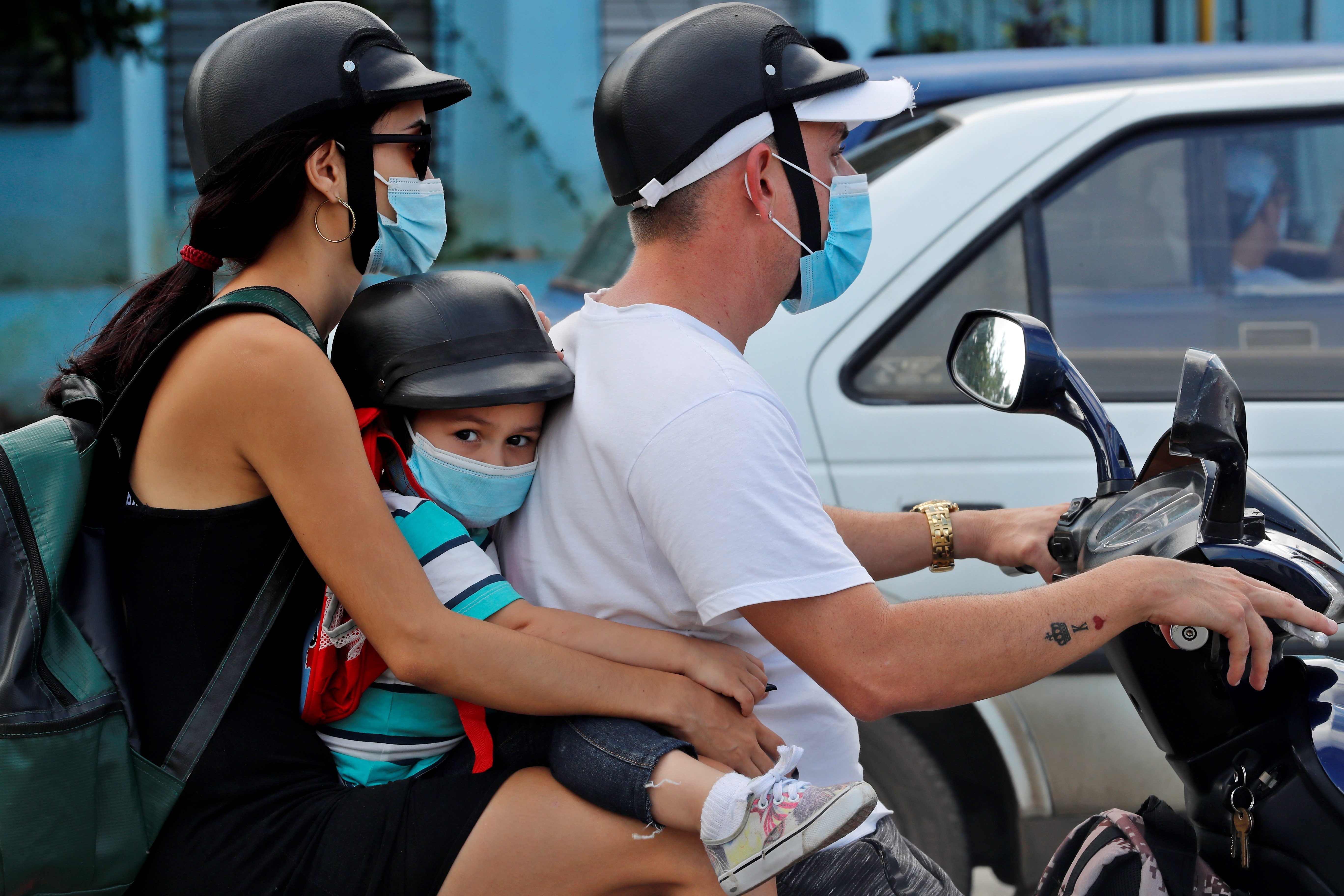 ¿Es legal y seguro llevar a los niños en moto?: qué dice la legislación en Argentina