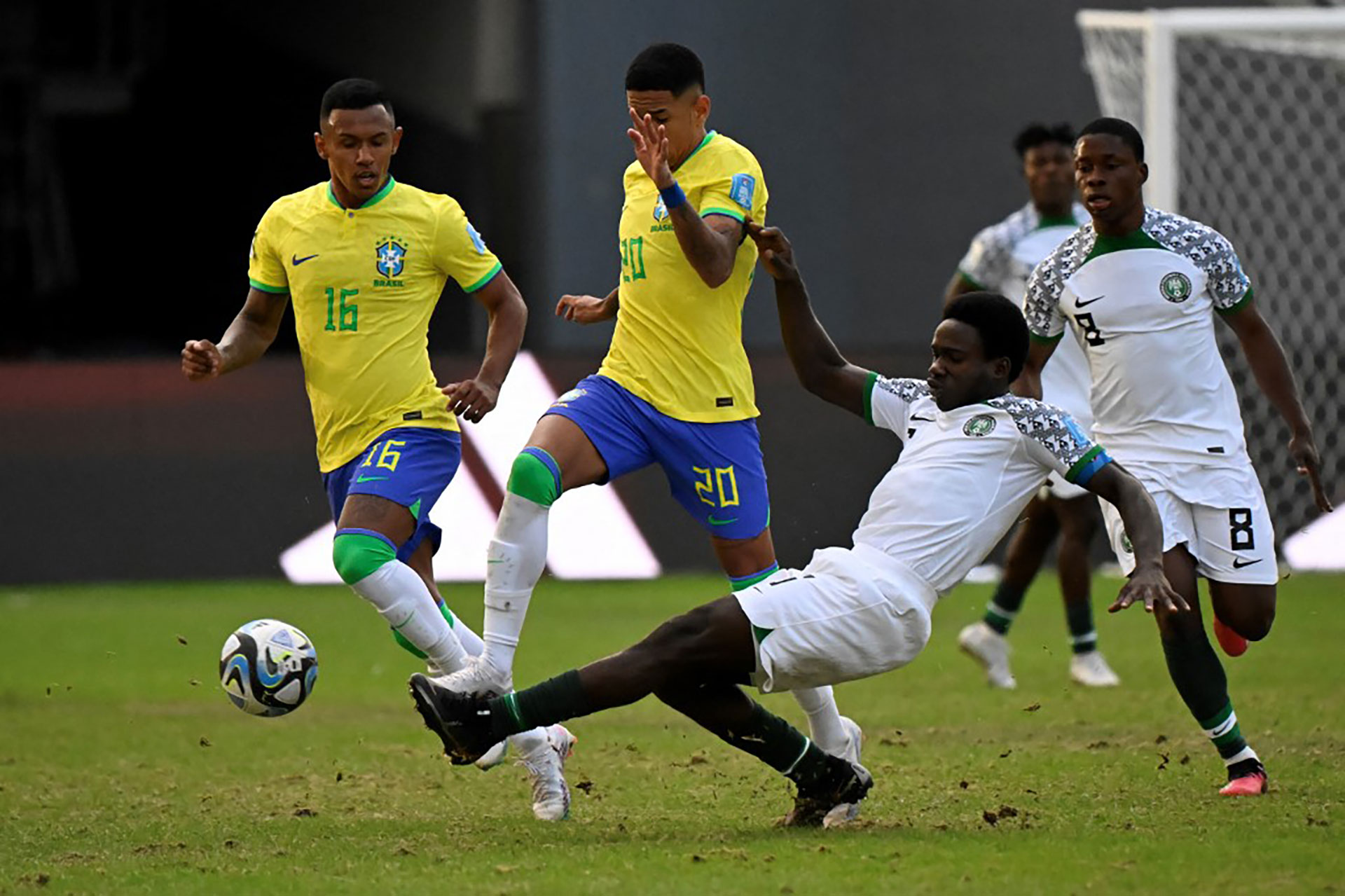 Daniel Bameyi, el capitán de la selección juvenil de Nigeria, barre el balón en el duelo de primera ronda ante Brasil. El jugador africano fue inscripto para el Mundial Sub 20 sin tener un club (AFP)