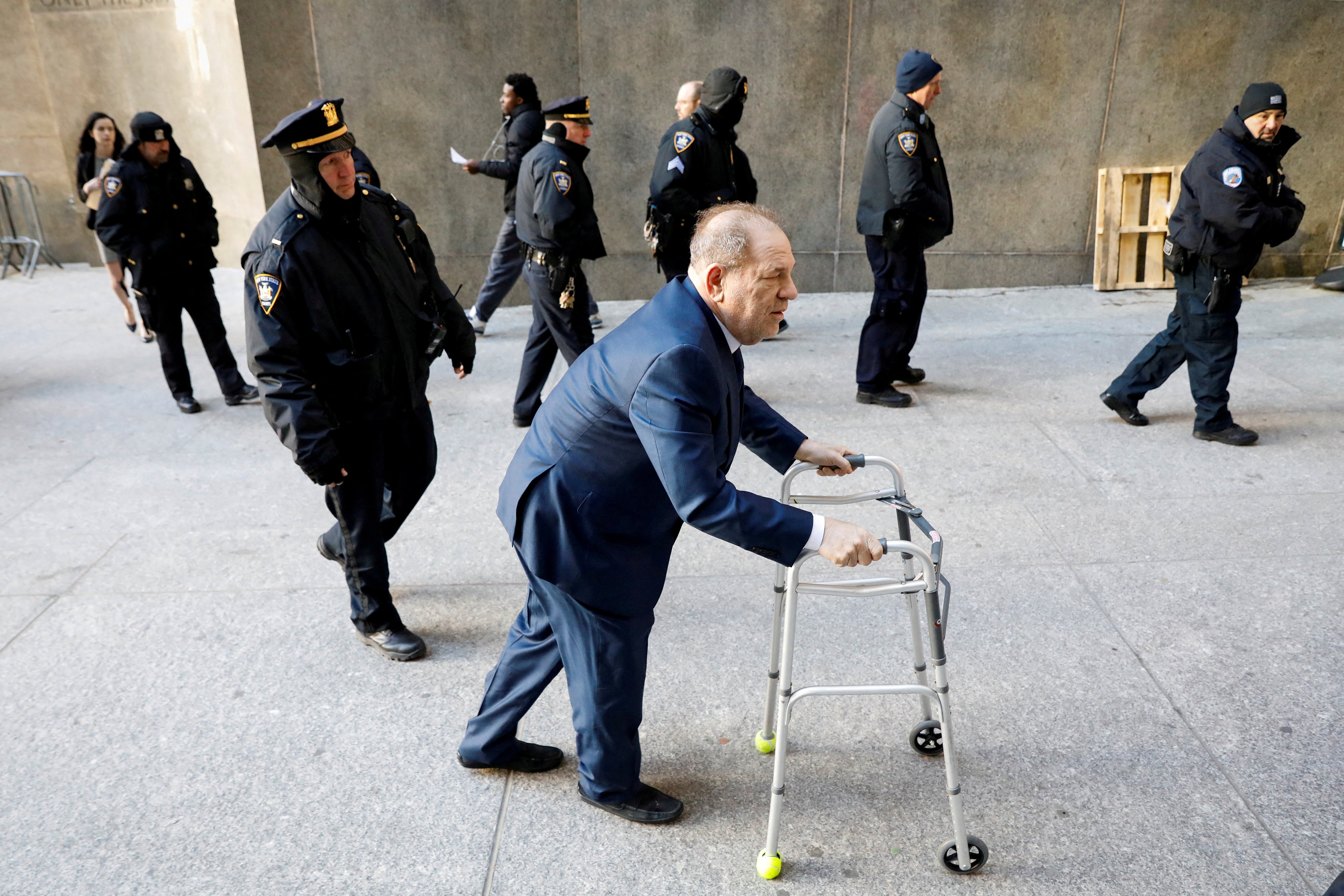 Harvey Weinstein llega a la Corte Criminal de Nueva York el 9 de enero de 2020 para el juicio donde lo condenaron por abuso sexual. Saldrá de la cárcel a los 87 años REUTERS/Brendan McDermid//File Photo