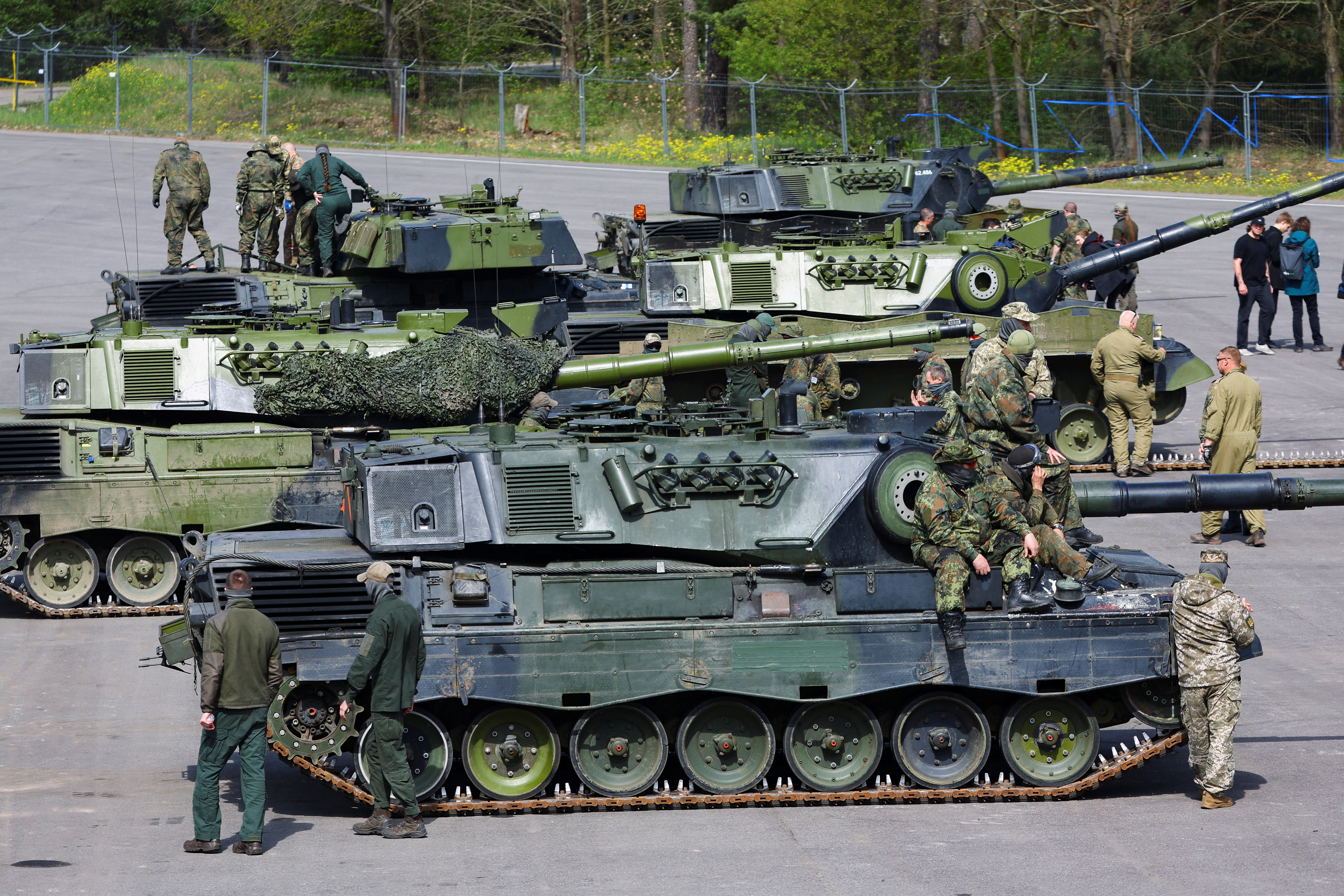 Los soldados ucranianos aparecen en un tanque Leopard 1A5, en la base Bundeswehr del ejército alemán, parte de la Misión de Asistencia Militar de la UE en apoyo de Ucrania (EUMAM Ucrania) en Klietz, Alemania. REUTERS/Fabrizio Bensch