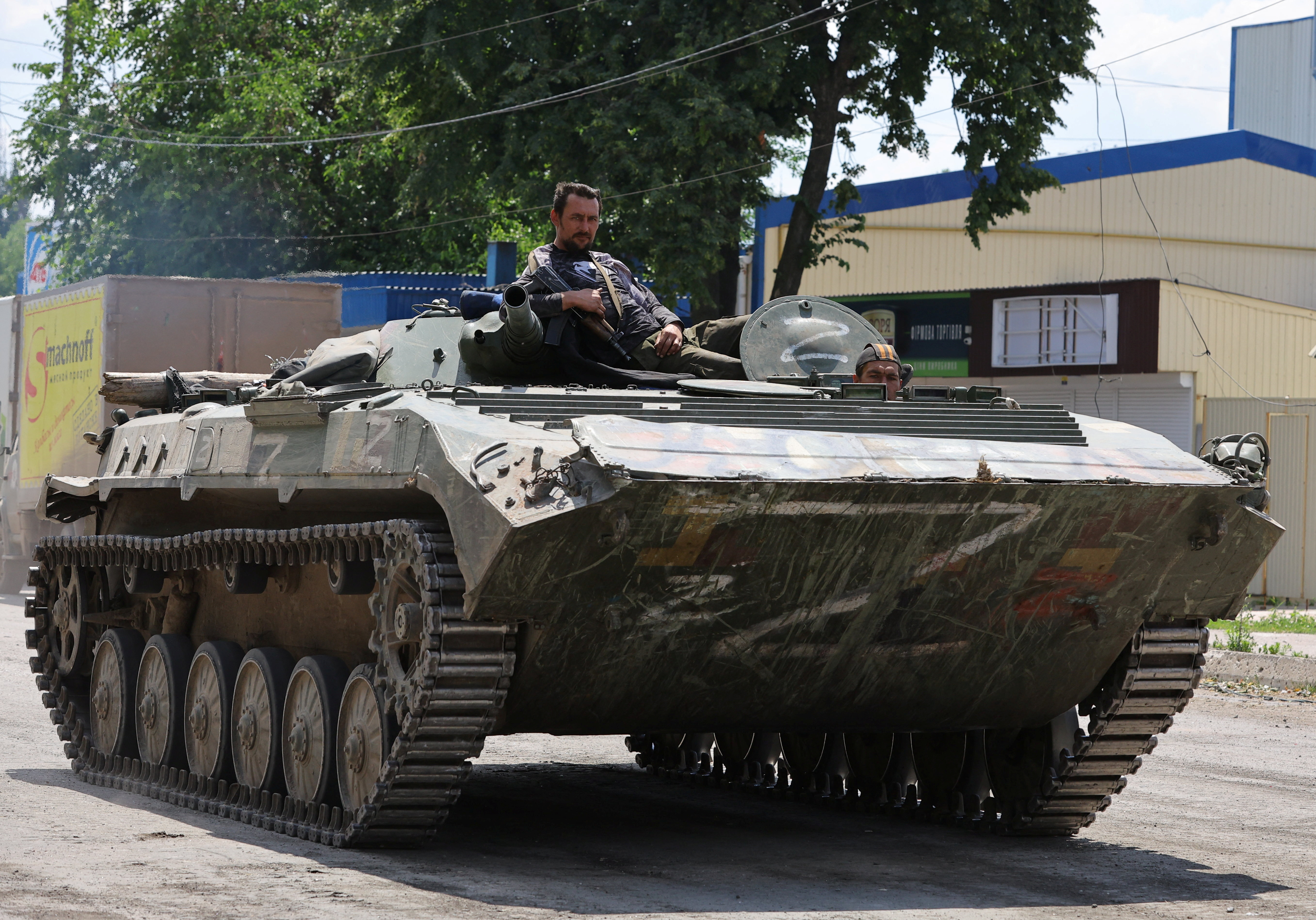 Miembros del servicio de las tropas prorrusas montan un vehículo de combate de infantería durante la invasión a Ucrania en la ciudad de Lisychansk en la región de Luhansk, Ucrania este lunes 4 de julio de 2022 (Reuters)