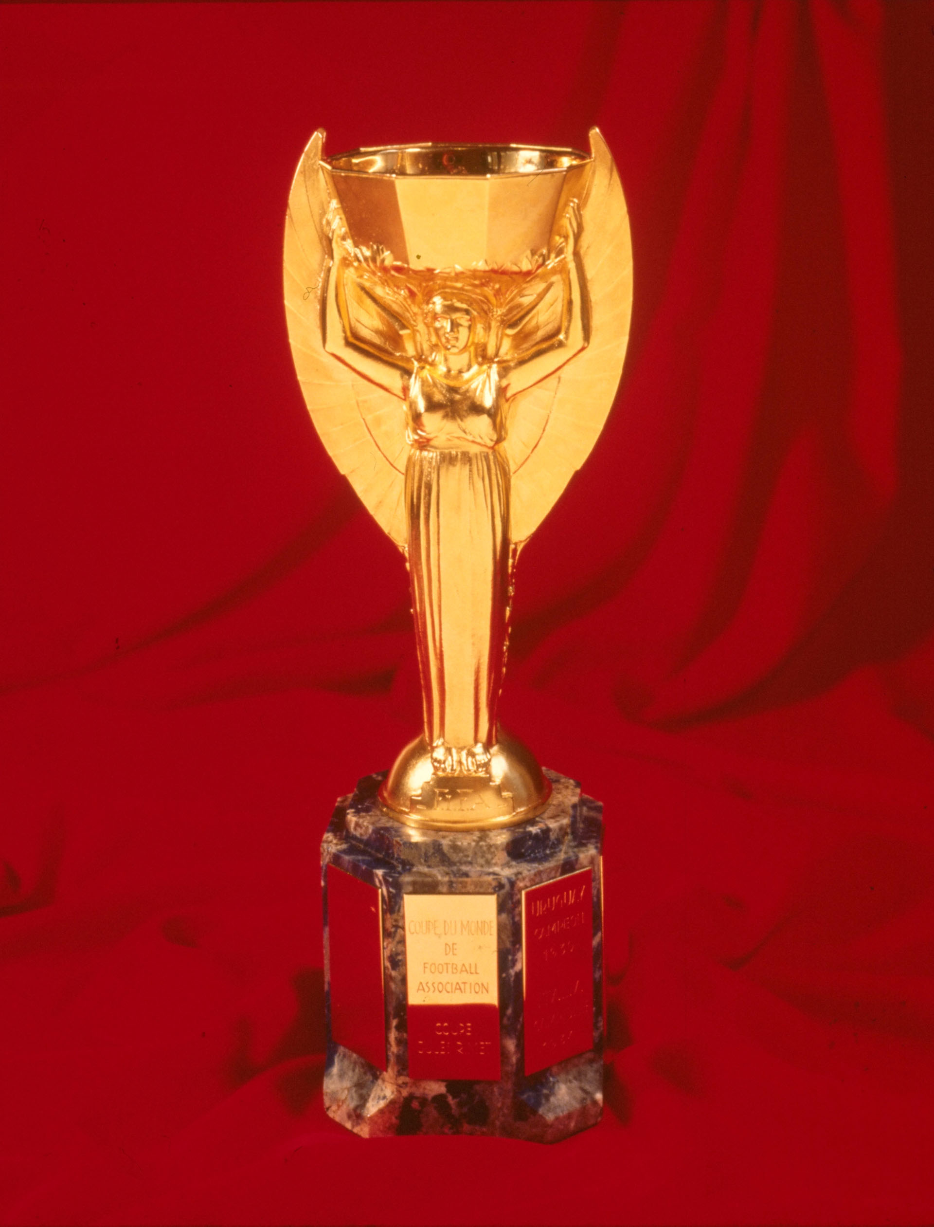 El trofeo Jules Rimet fue robado dos veces hasta que desapareció (Fox Photos/Getty Images)