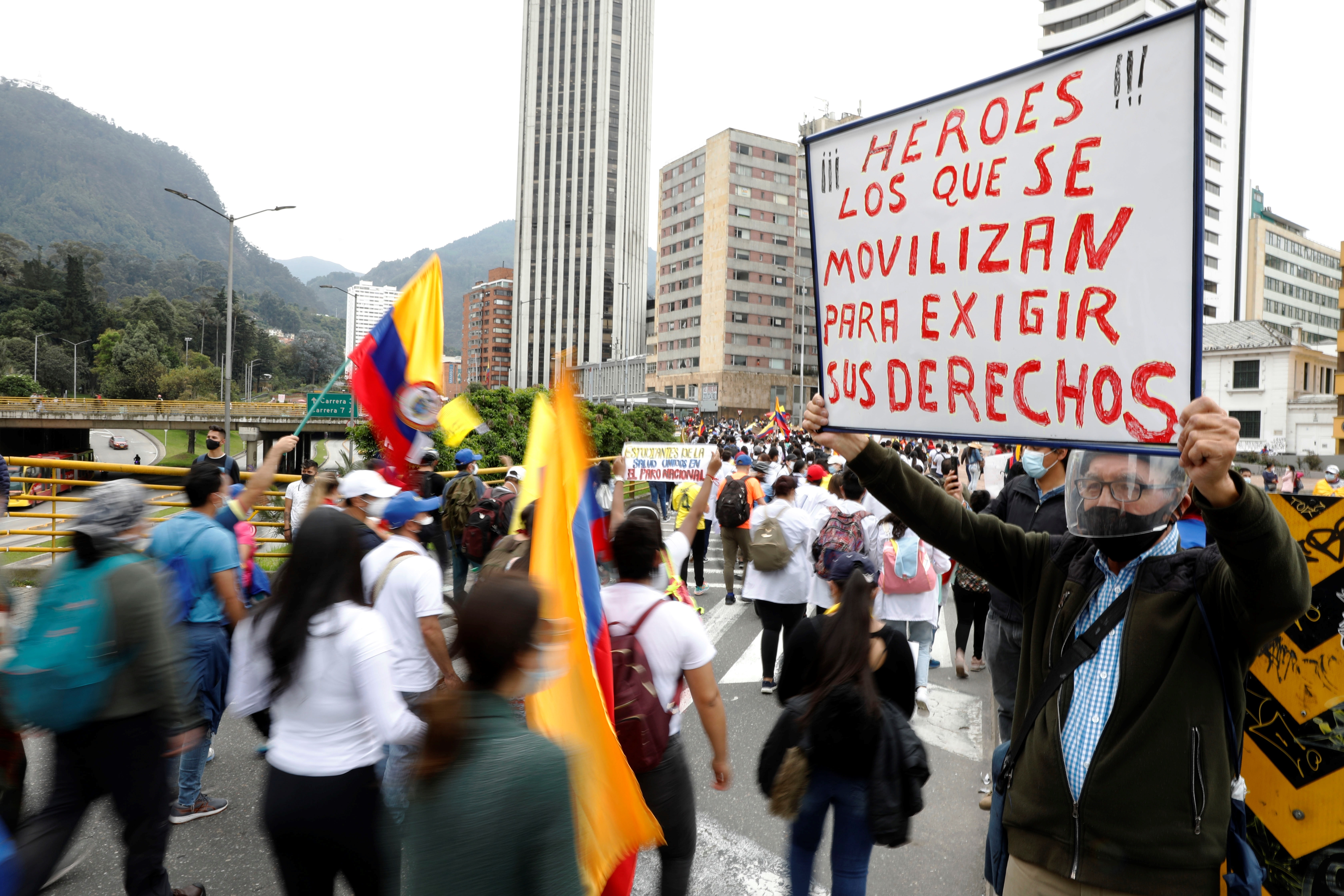 Manifestantes marchan por las calles de Bogotá este miércoles durante una nueva jornada de protestas por un nuevo paro nacional convocado por los sindicatos y organizaciones sociales, que desde el pasado miércoles movilizan a miles de personas en todo el país (EFE/ Carlos Ortega)

