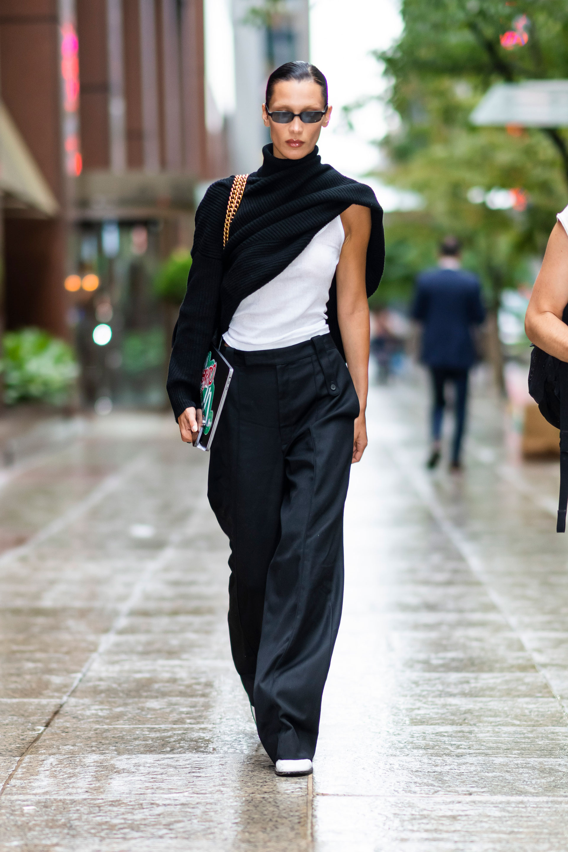Bella Hadid muestra su estilo al salir de un edificio de oficinas en la ciudad de Nueva York. Hadid, de 25 años, vestía un suéter negro, pantalones a tono y zapatos blancos