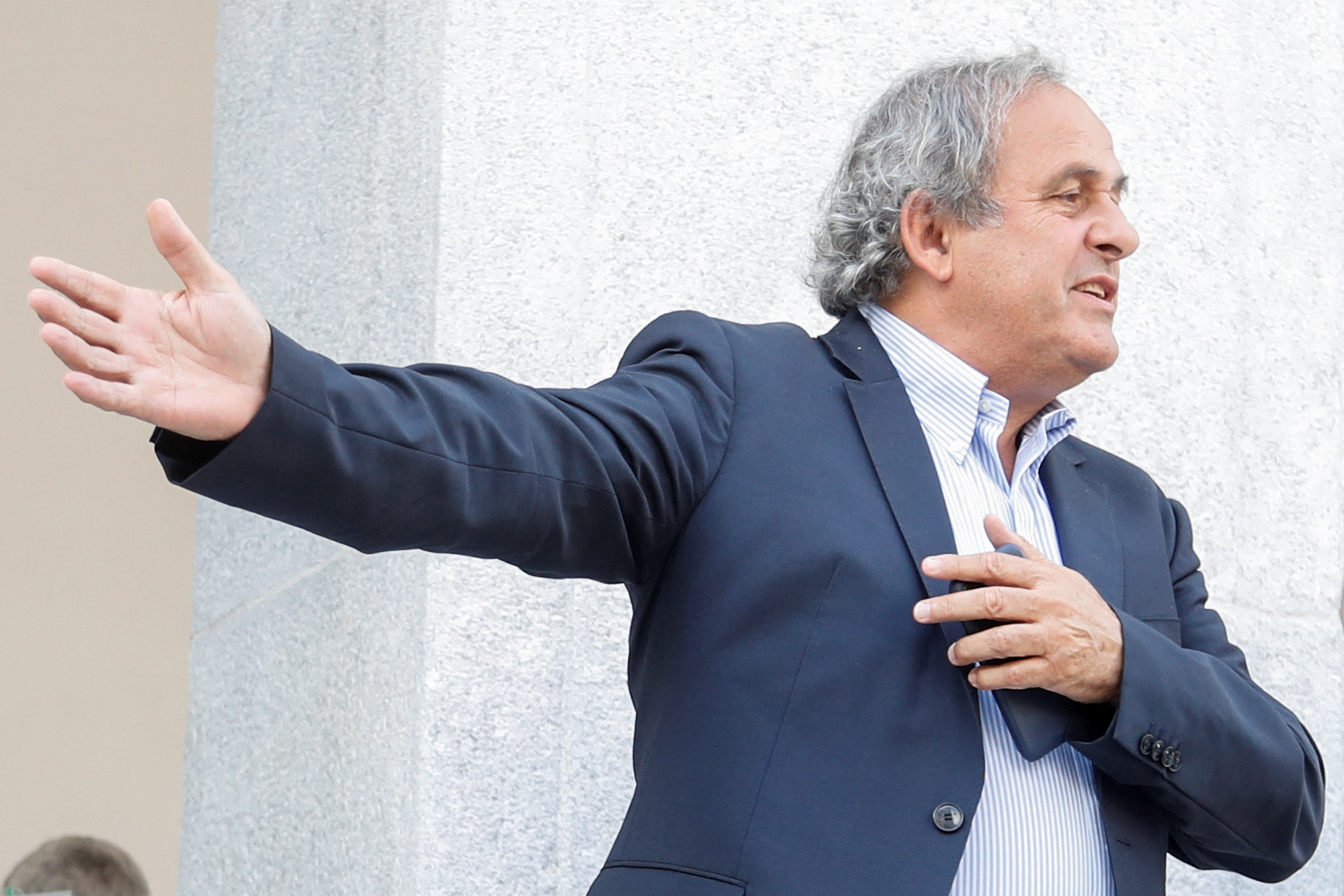 Michel Platini tras abandonar la corte federal criminal de Suiza (Reuters)