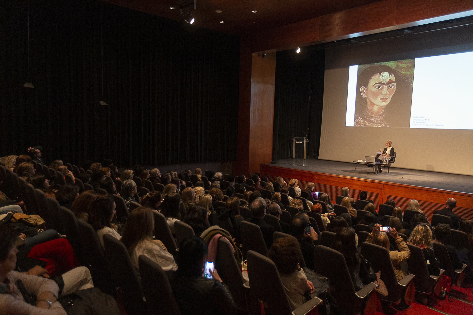 Mari Carmen Ramírez  dio la conferencia "Cómo se yergue el ícono Frida" en el auditorio del Malba 