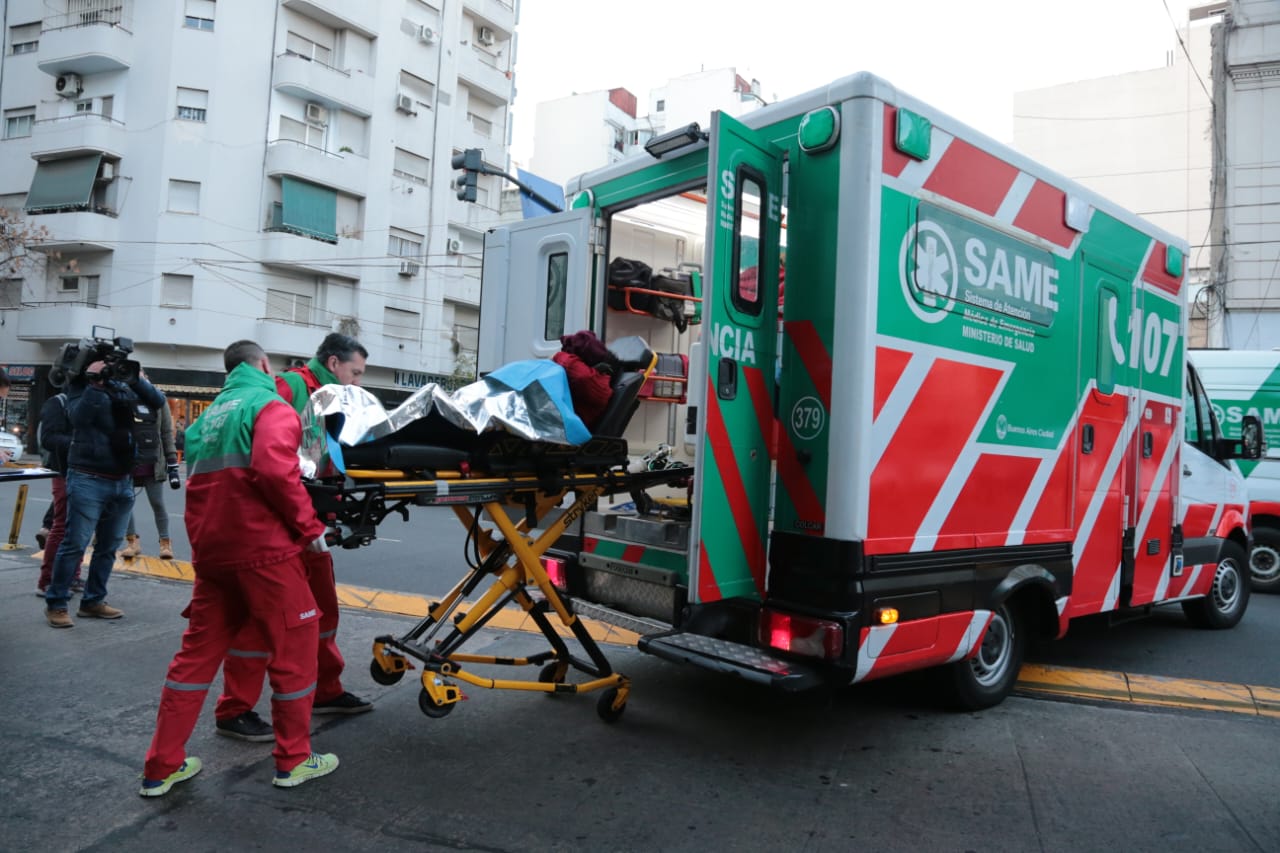 Personal del SAME traslada a uno de los heridos por el incendio en Recoleta. (Luciano González)