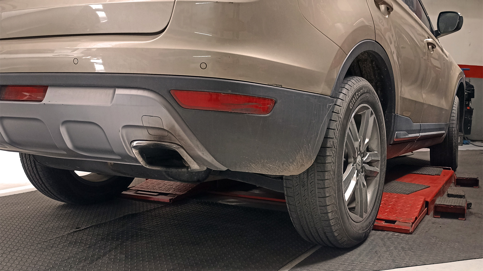 La verificación del buen estado de los neumáticos y de las partes de suspensión y dirección con los que actúan es fundamental para un viaje seguro y sin sobresaltos