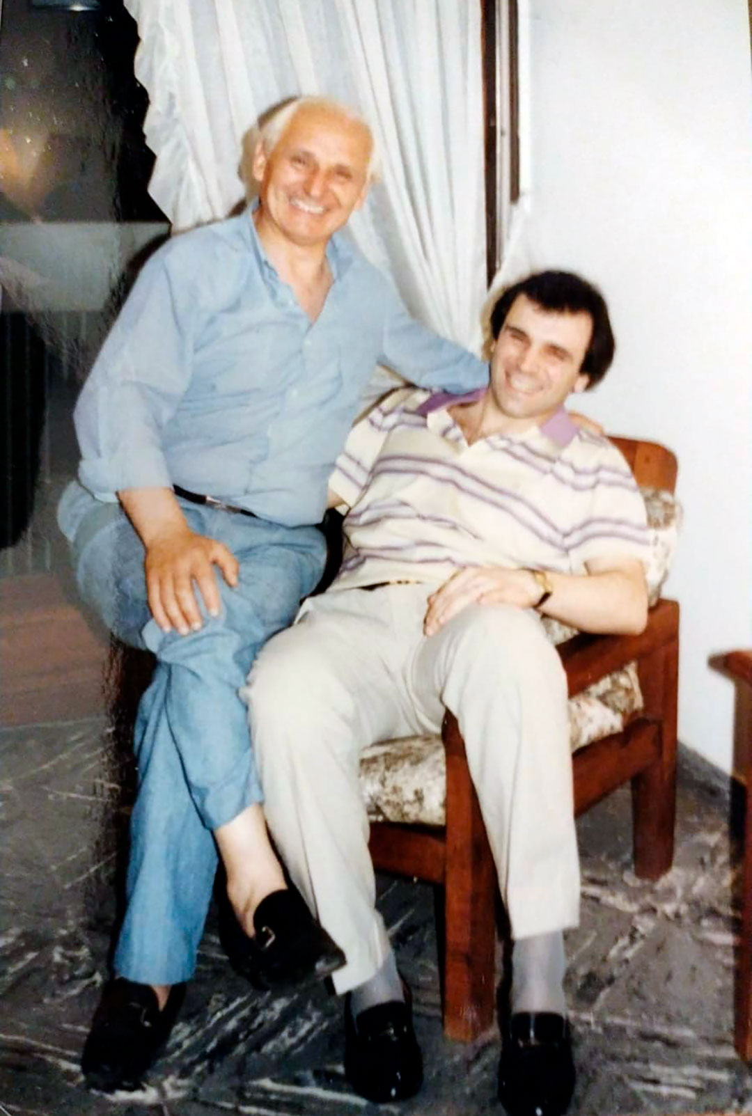 Los dos José Espert, Christian y Luis, padre e hijo, a mediados de los '80 en la casa familiar de Pergamino