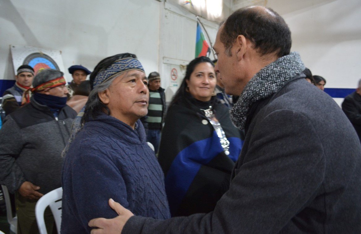 Omar Gutiérrez saluda a Jorge Nahuel, el hombre fuerte y jefe de la autodenominada Confederación Mapuche de Neuquén