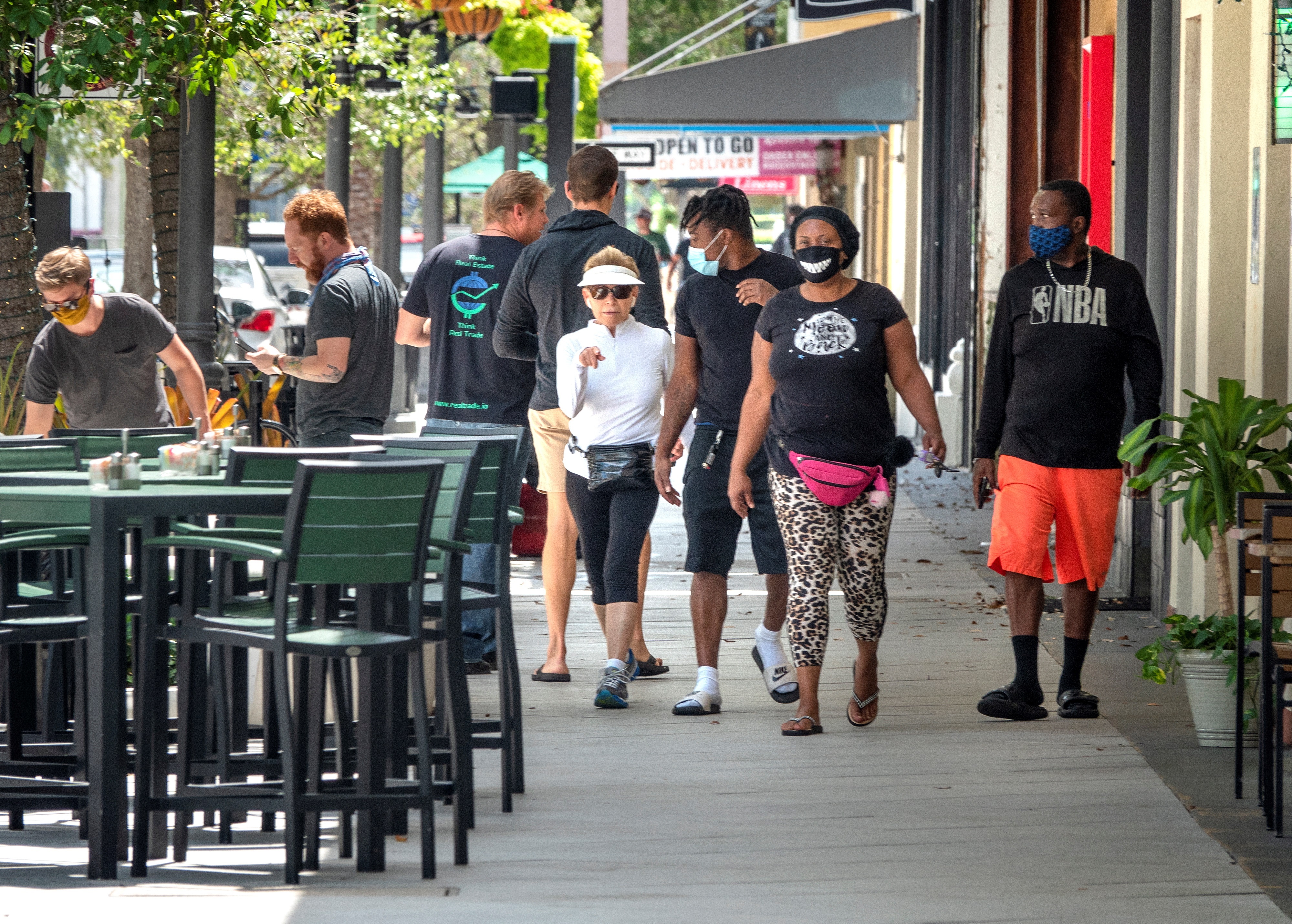 La curva de contagios está en aumento en Florida, estado que avanza hacia la reapertura y busca atraer turistas (EFE)