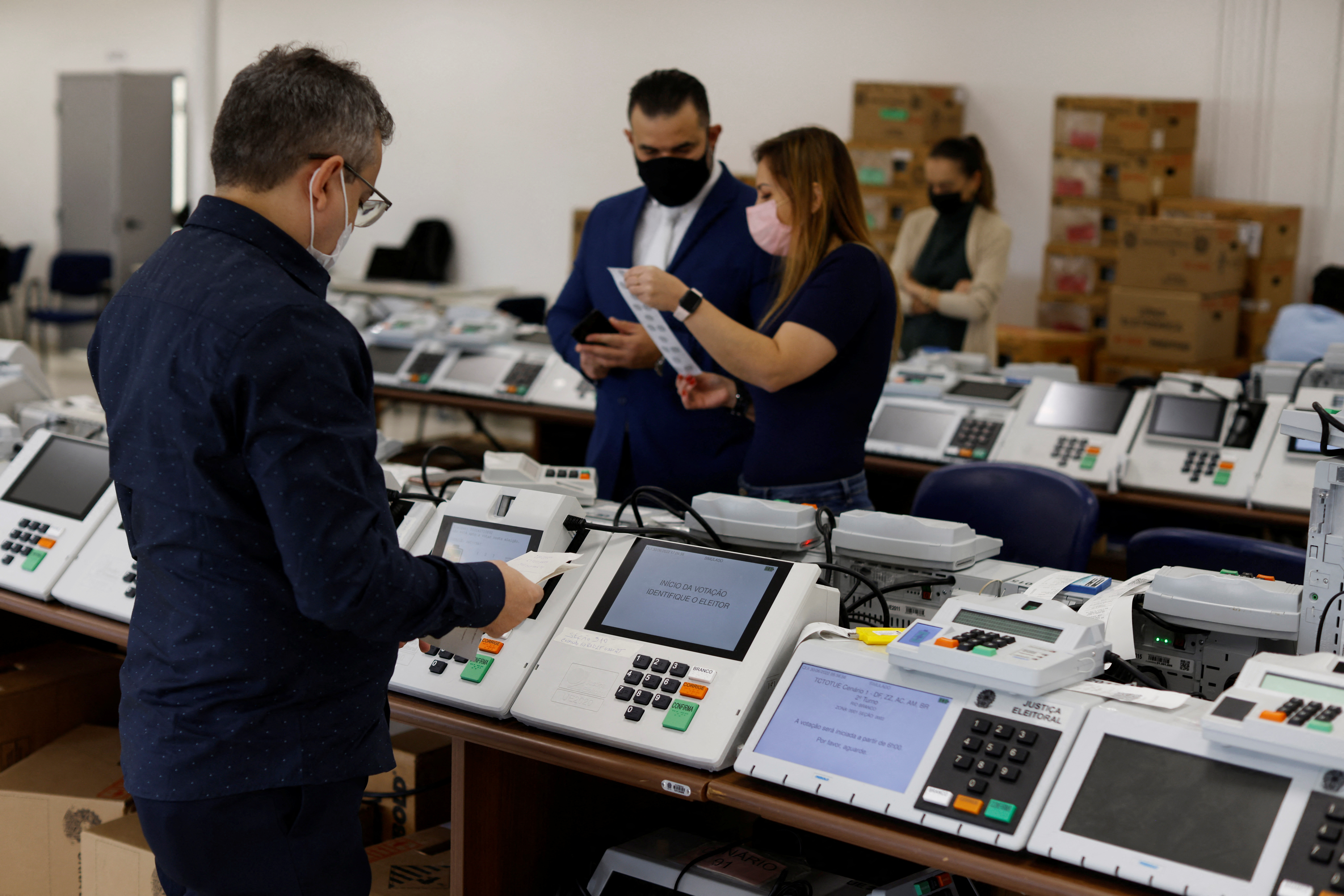 Trabajadores de la Junta Electoral en Brasil controlan el funcionamiento de las urnas electrónicas, en Curitiba, Brasil (REUTERS/Rodolfo Buhrer)