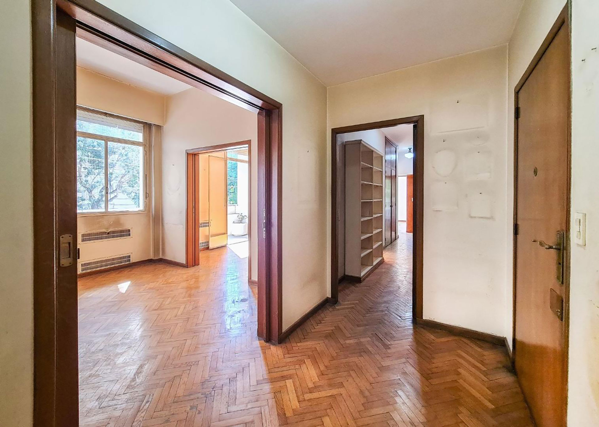 Im&aacute;genes de los ambientes del departamento de Enrique Pinti que se puso a la venta (Fotos: Argenprop)
