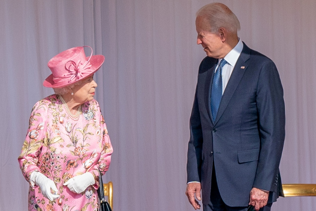 Isabel y Biden durante un encuentro en junio de 2021. (Arthur Edwards/REUTERS/archivo)