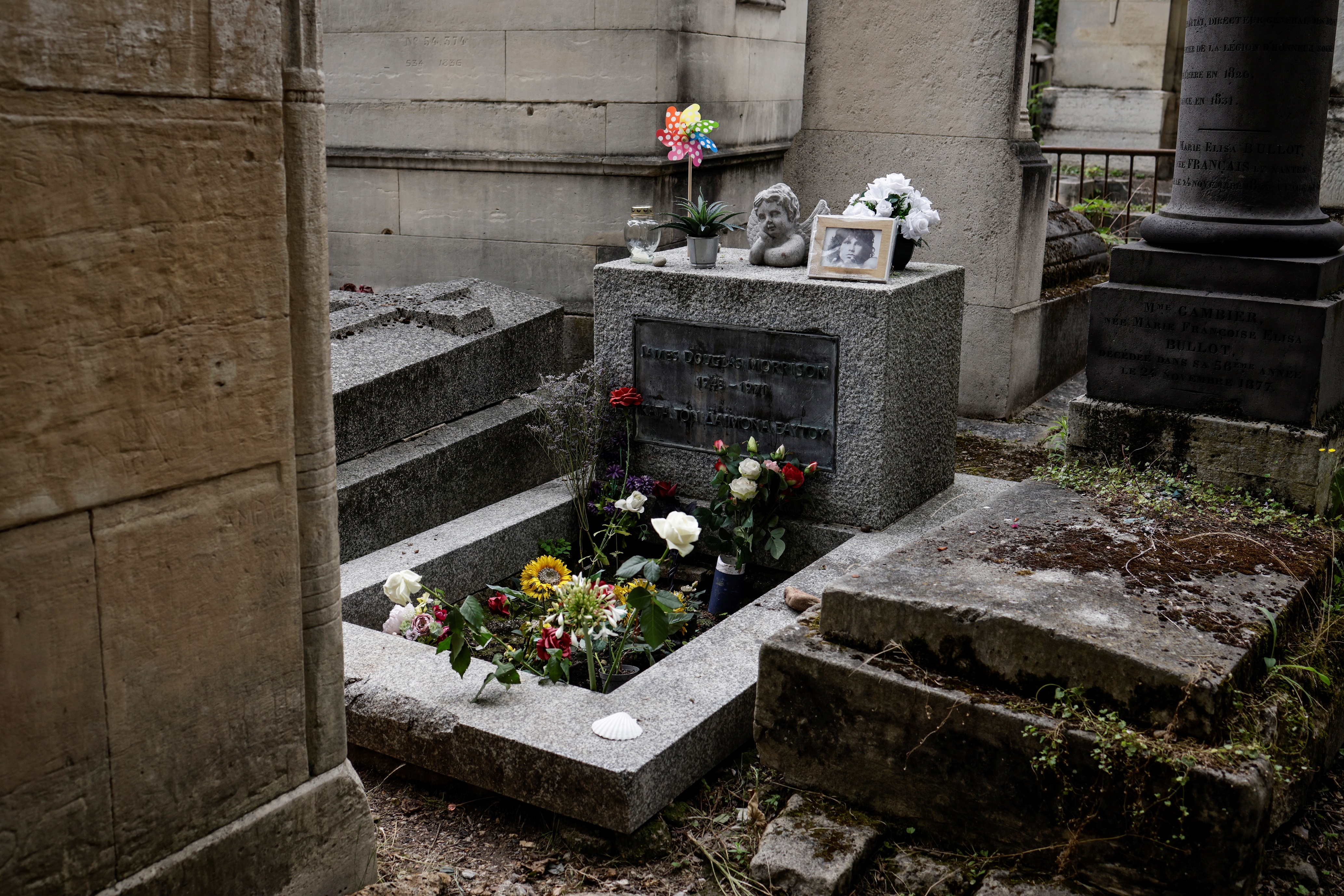 Tumba de Jimm Morrison en el cementerio Pere Lachaise, en la ciudad de París, Francia. EFE/EPA/YOAN VALAT
