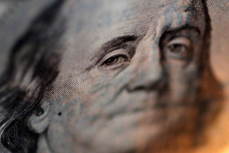 Imagen de archivo del retrato de Benjamin Franklin en un billete de 100 dólares fotografiado en la casa de cambio Interbank Inc. en Tokio, Japón. 9 septiembre 2010. REUTERS/Yuriko Nakao