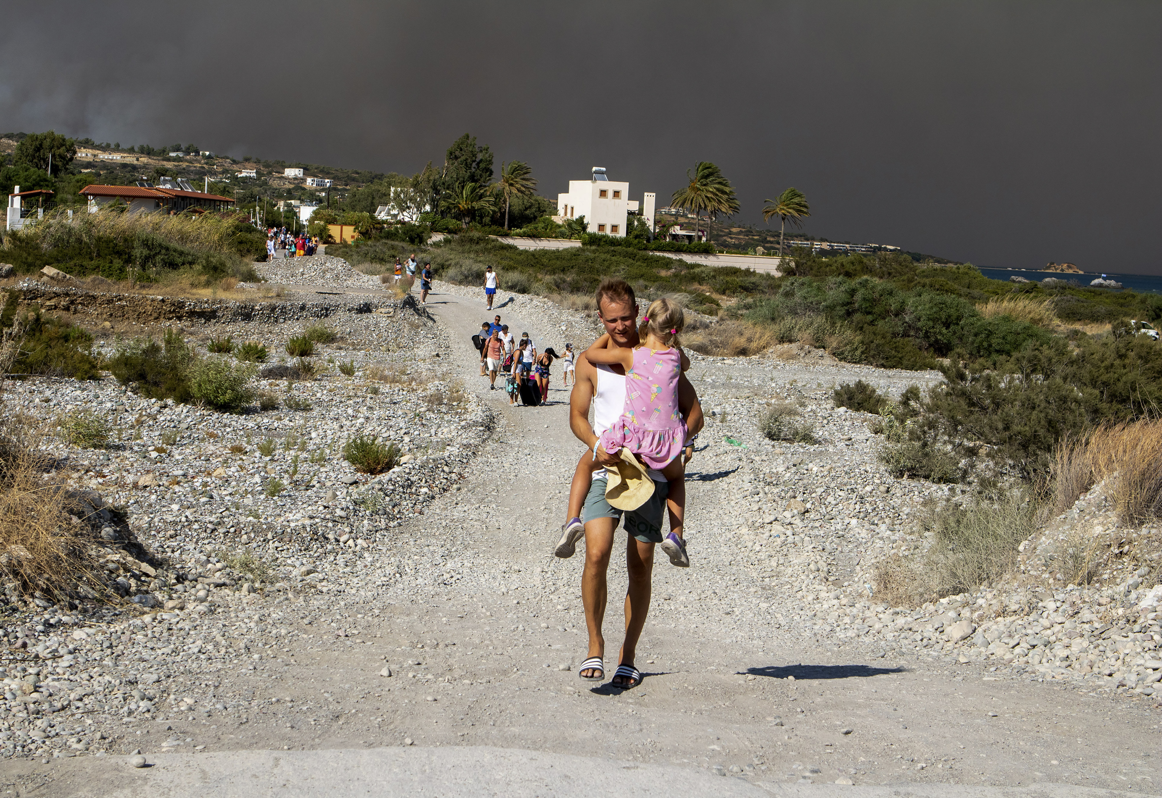 Las impactantes imágenes de la mayor evacuación en la historia de Grecia por los incendios en una isla turística