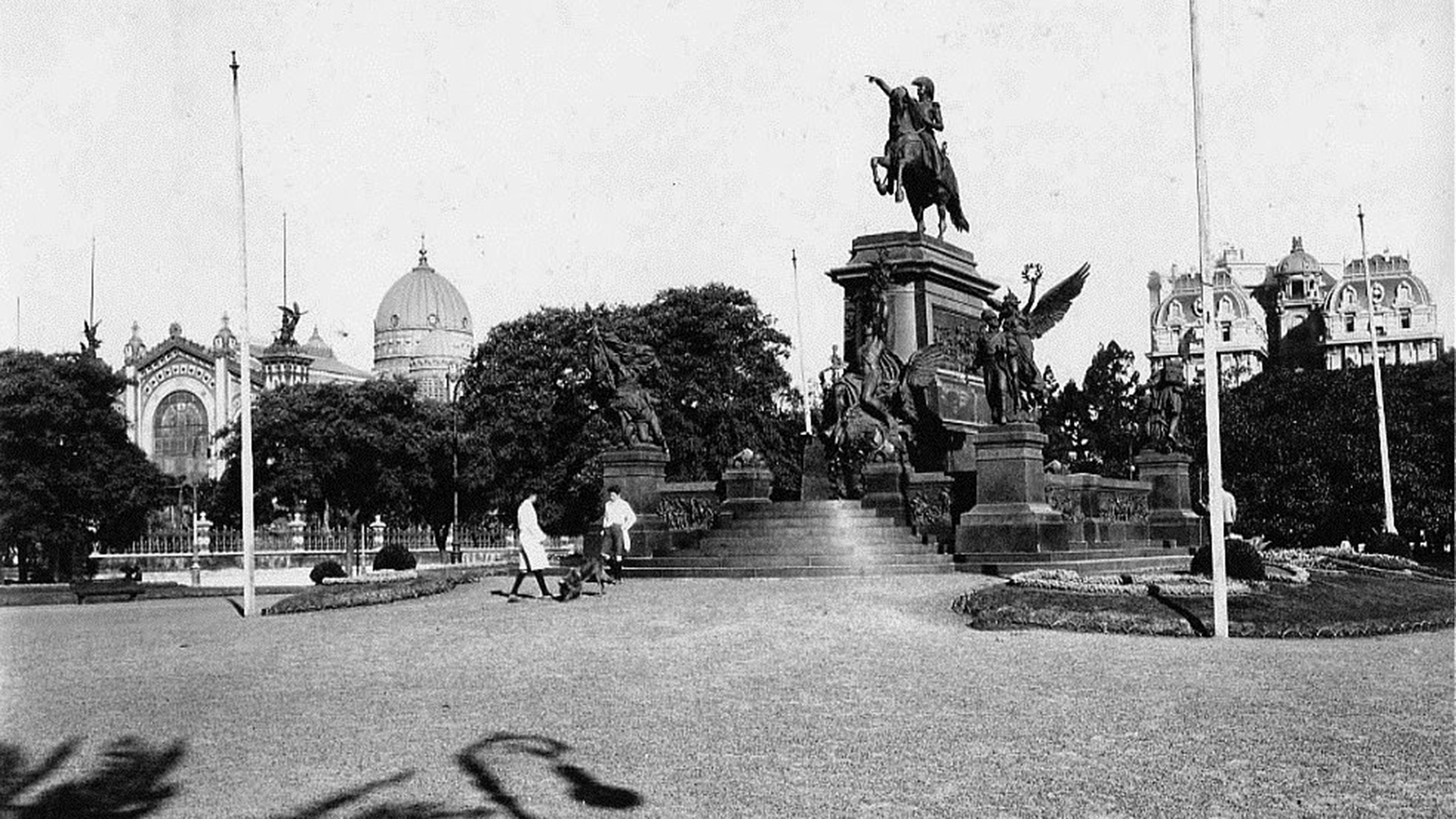 La estatua ecuestre del Libertador, realizada por Daumas, en la plaza San Martín, fue inaugurada en 1862 y luego replicada e instalada en todas las capitales del país e incluso en muchas ciudades del mundo. En Lomas de Zamora decidieron encargar un monumento original