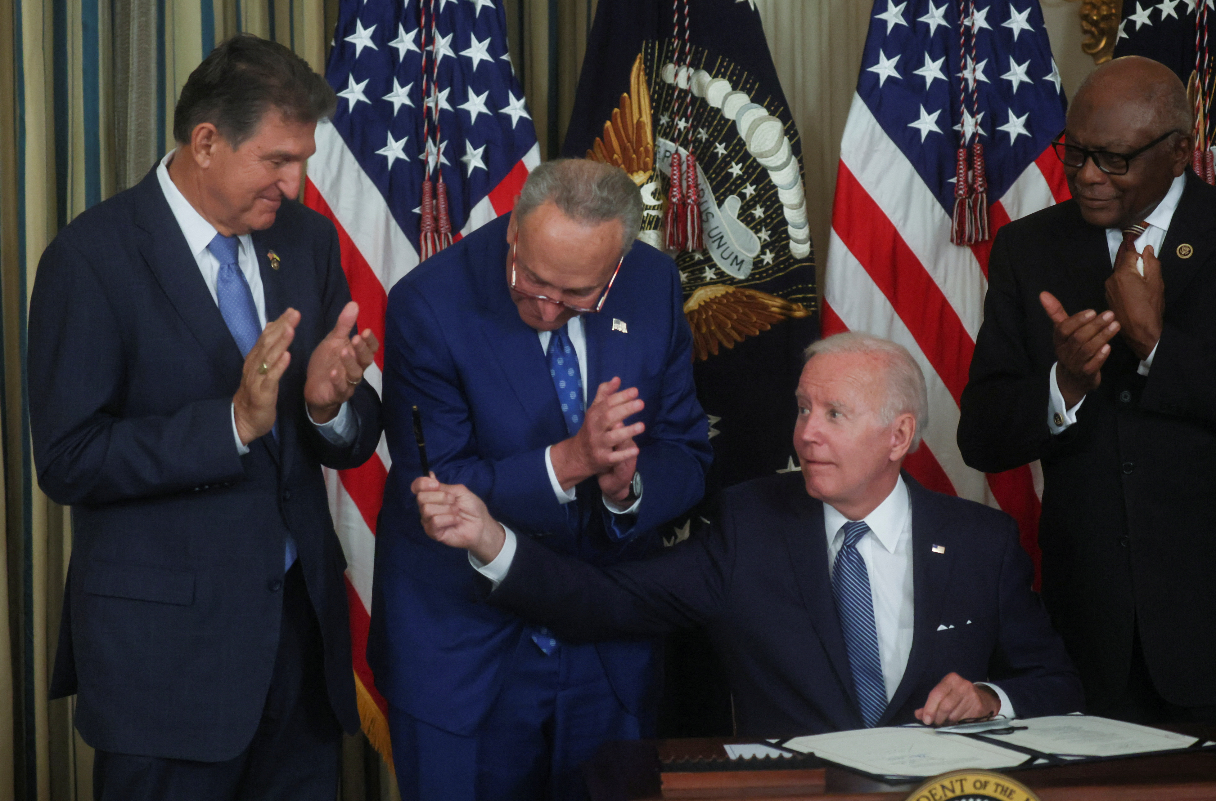 Joe Biden firmando su ley estrella (REUTERS/Leah Millis)
