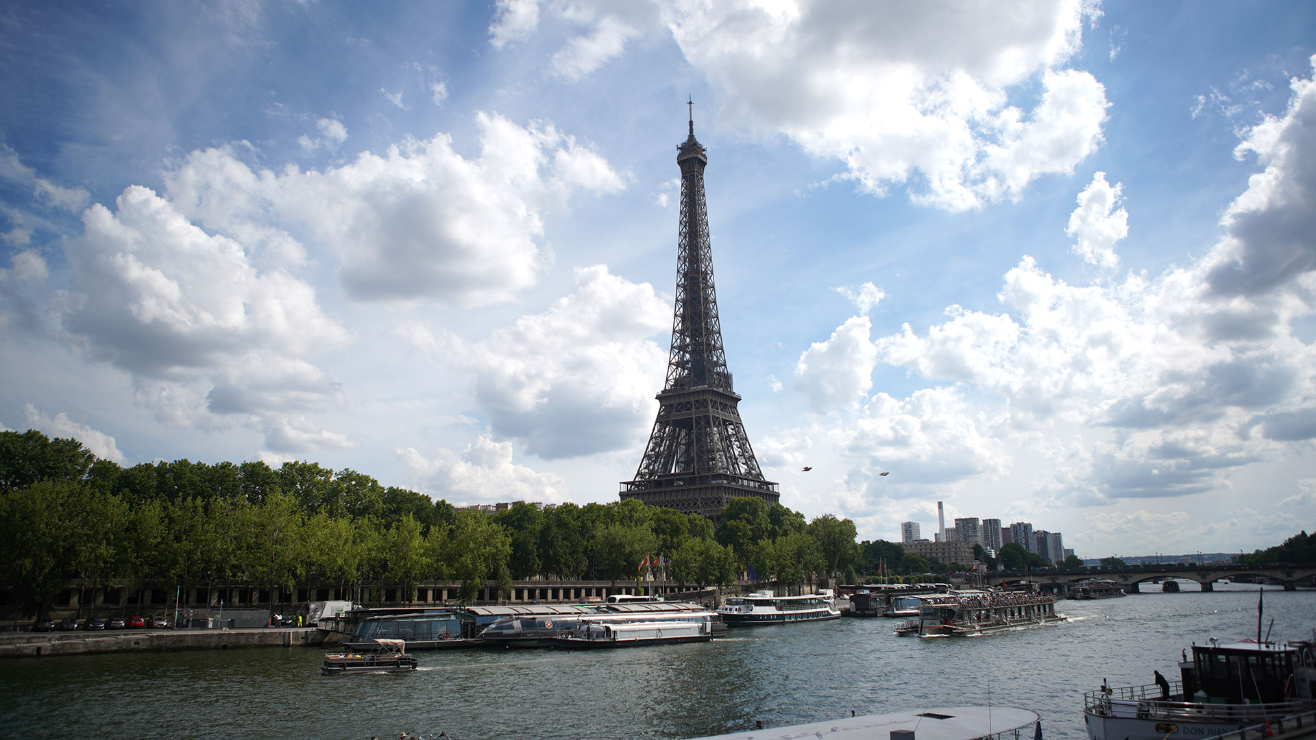 El emblema arquitectónico de la hermosa ciudad luz de París, la Torre Eiffel, que está siendo actualmente pintada  y refaccionada