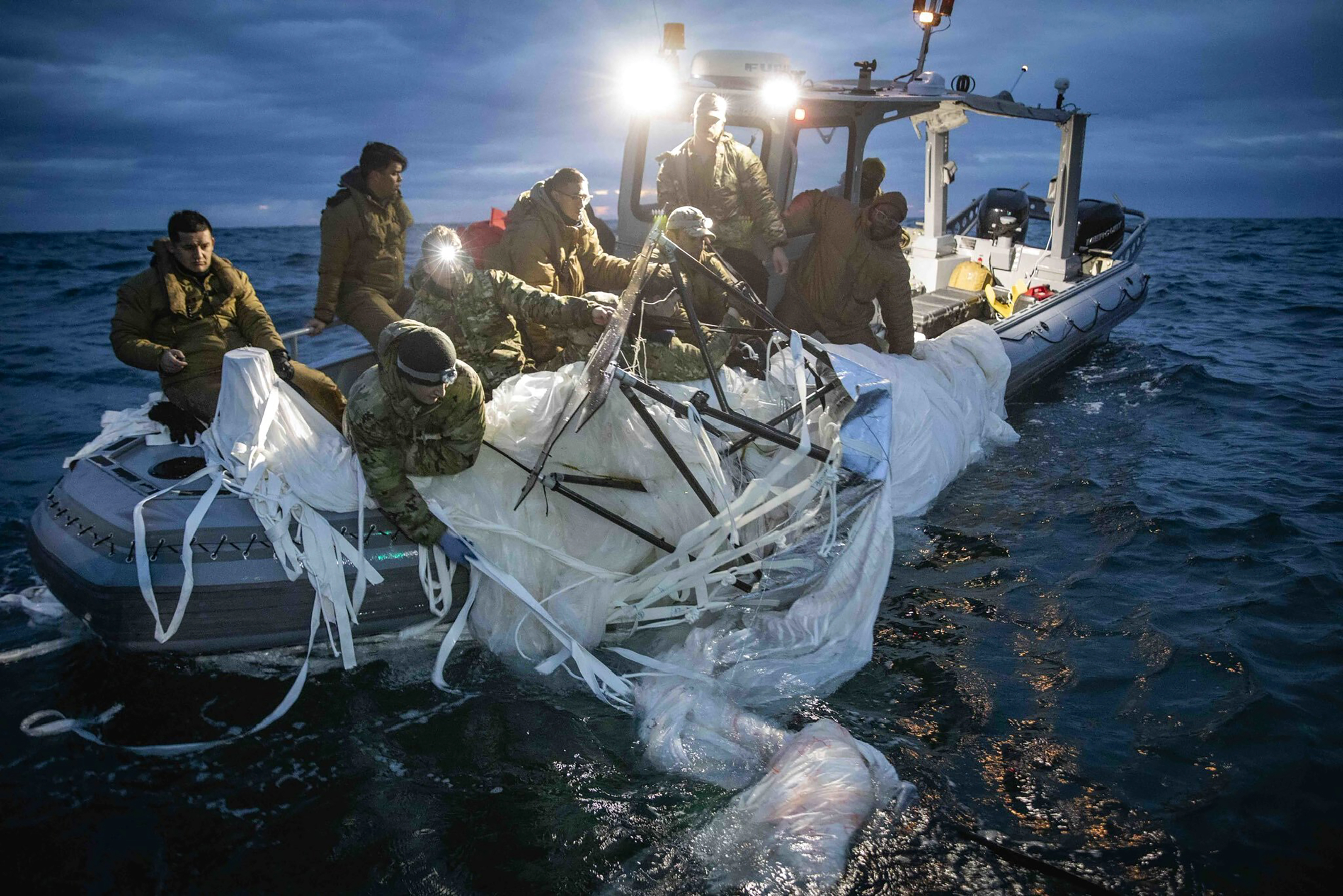 La Armada de EEUU publicó este martes varias fotos de la recuperación de los restos del globo espía chino, que las fuerzas armadas estadounidenses derribaron el sábado en aguas próximas a Carolina del Sur. (AP)