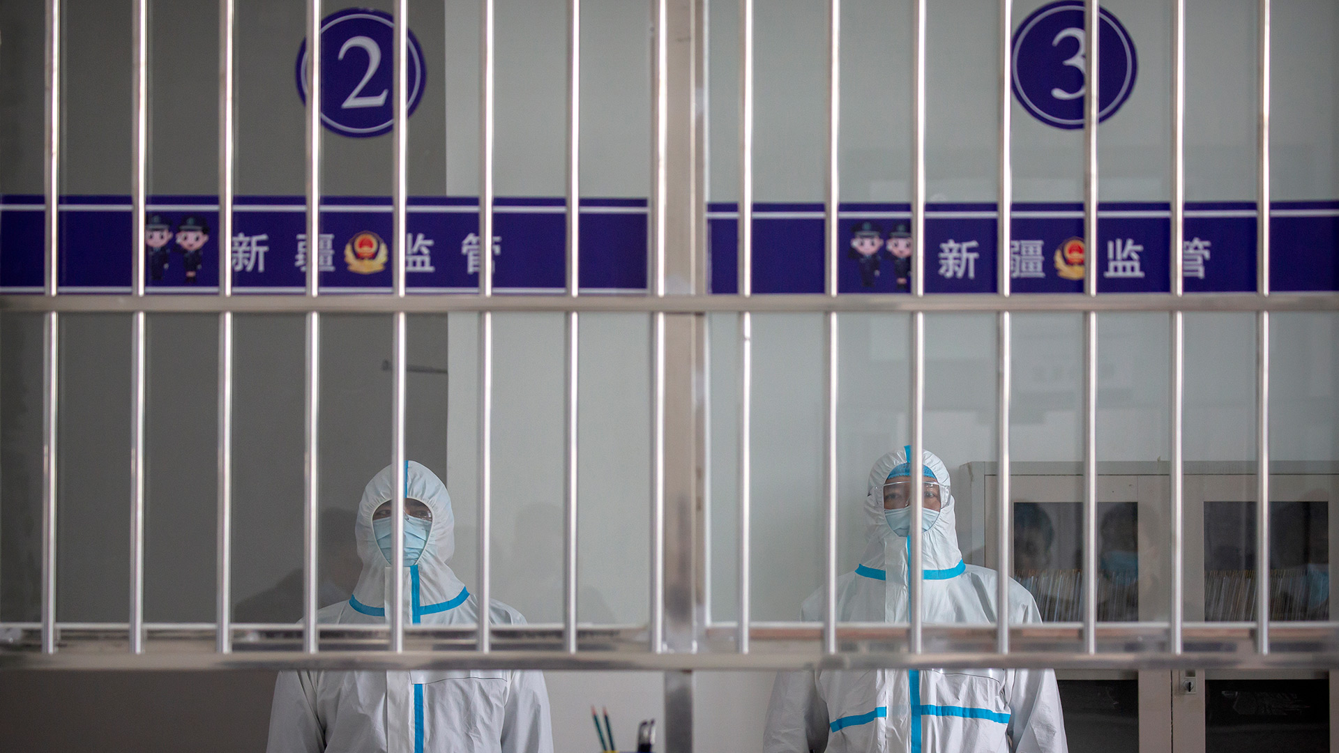 Personal de seguridad del Centro de Detención Nro. 3 de Urumqi (Foto: AP)